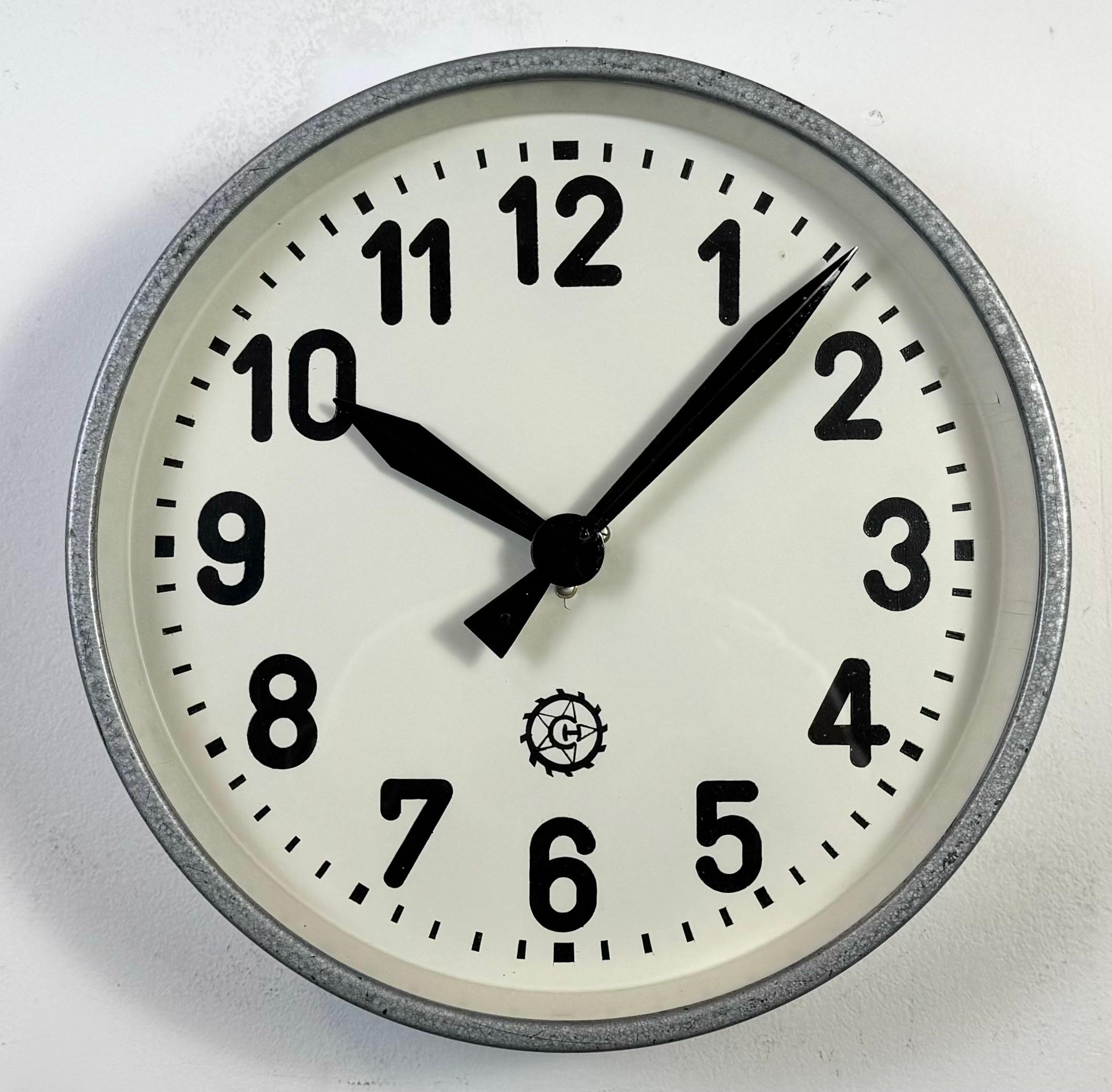 Industriel Horloge murale industrielle grise de Chronotechna, années 1950 en vente