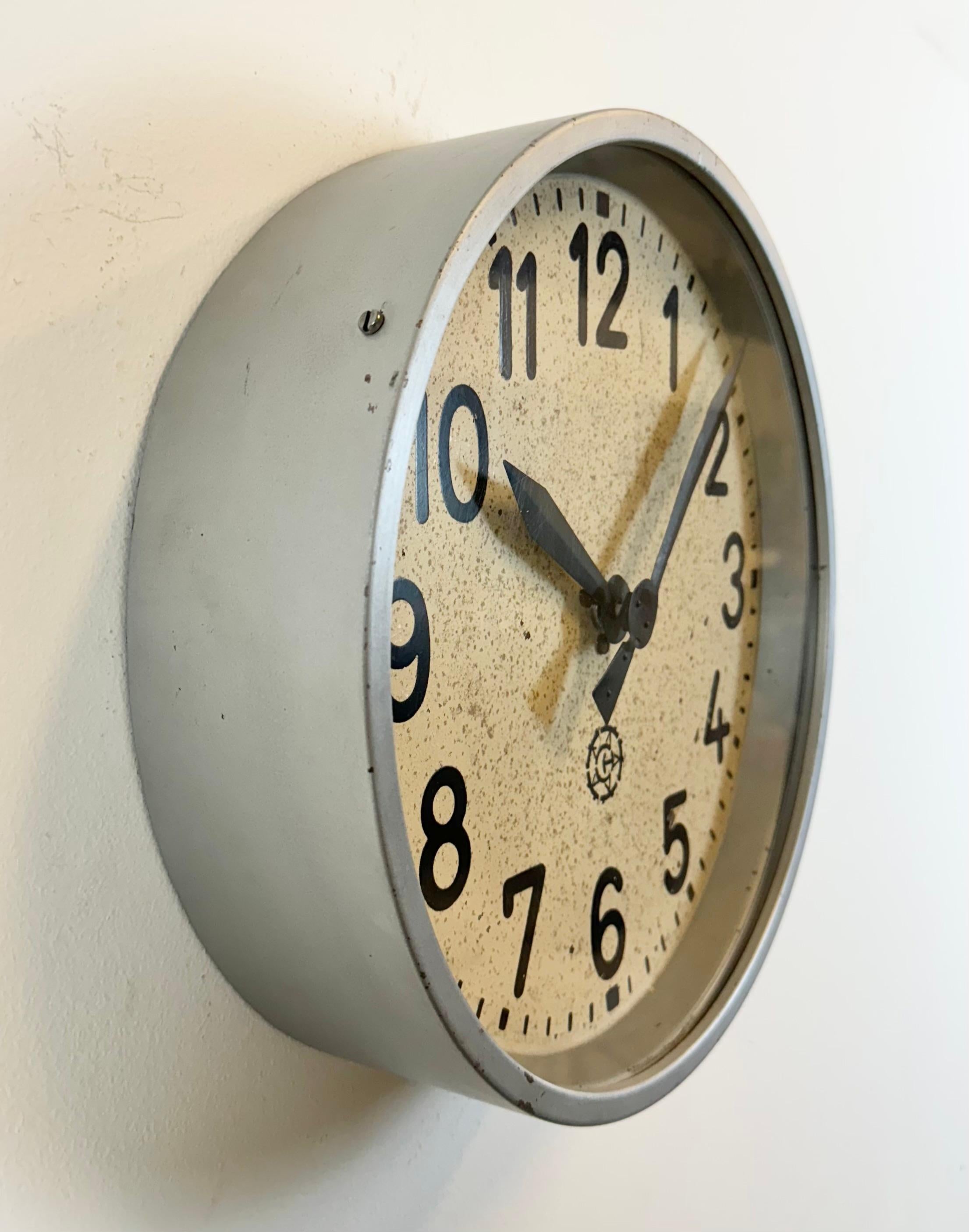 Tchèque Horloge murale industrielle grise de Chronotechna, années 1950 en vente