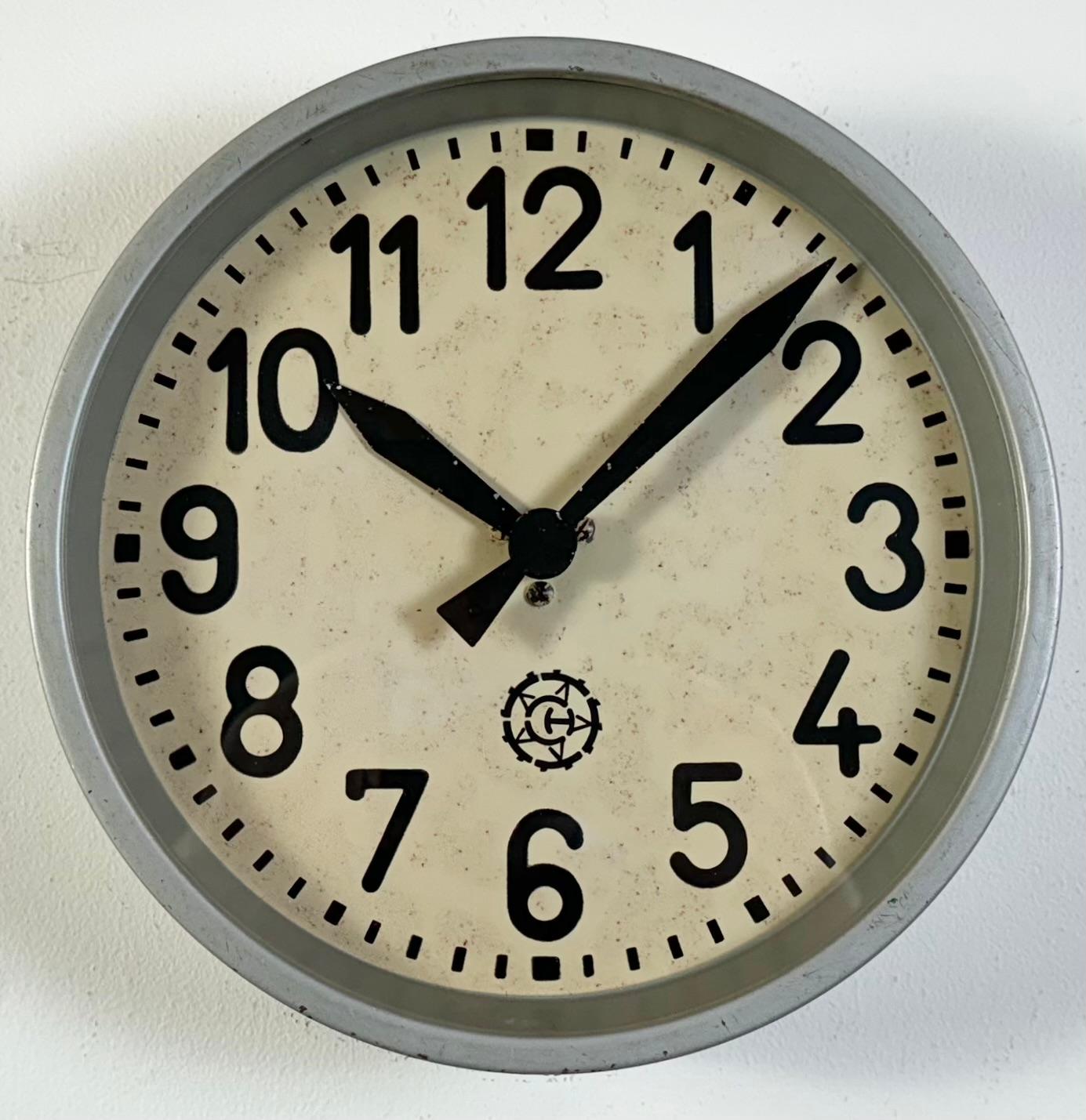Tchèque Horloge murale industrielle grise de Chronotechna, années 1950 en vente