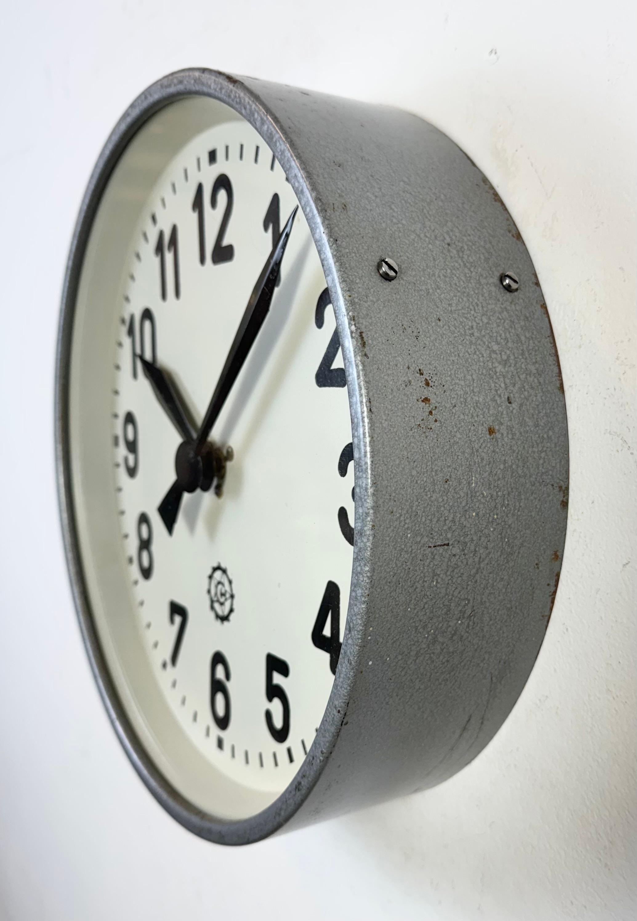 Tchèque Horloge murale industrielle grise de Chronotechna, années 1950 en vente
