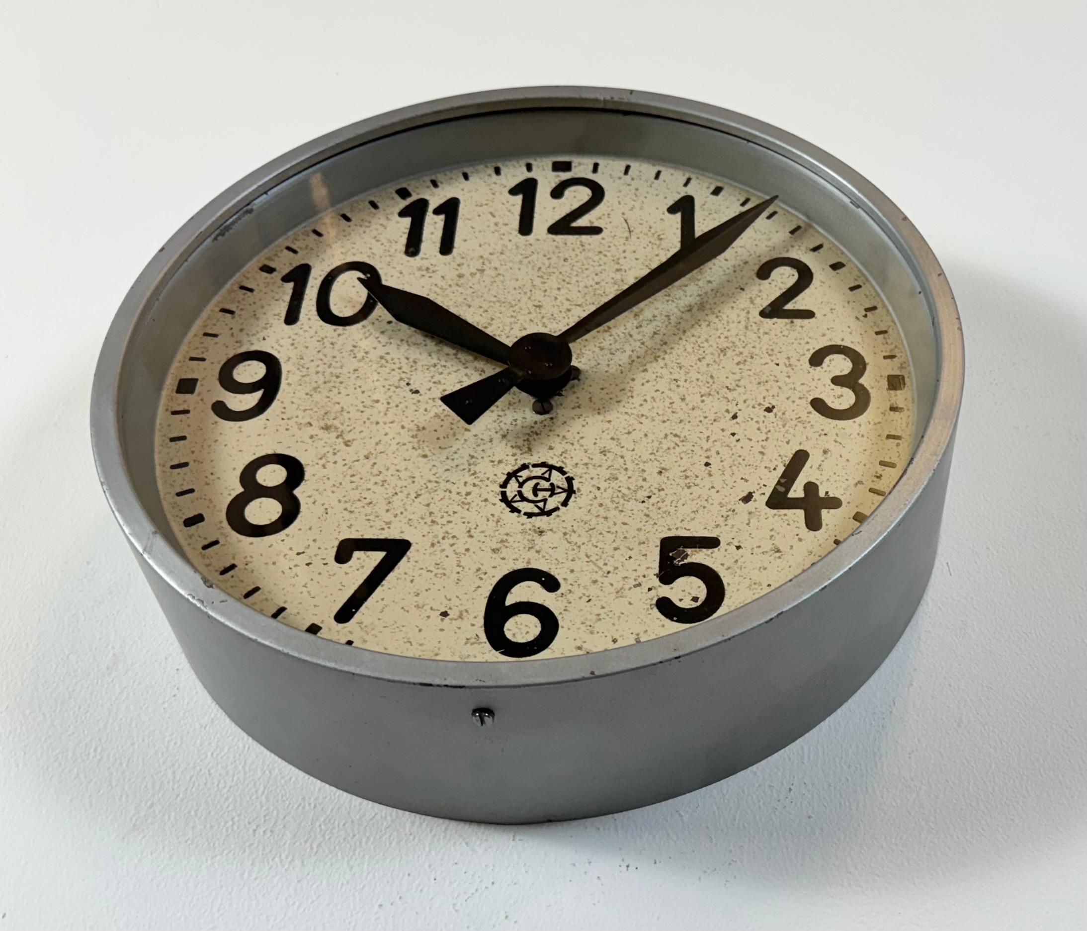 Horloge murale industrielle grise de Chronotechna, années 1950 Bon état - En vente à Kojetice, CZ
