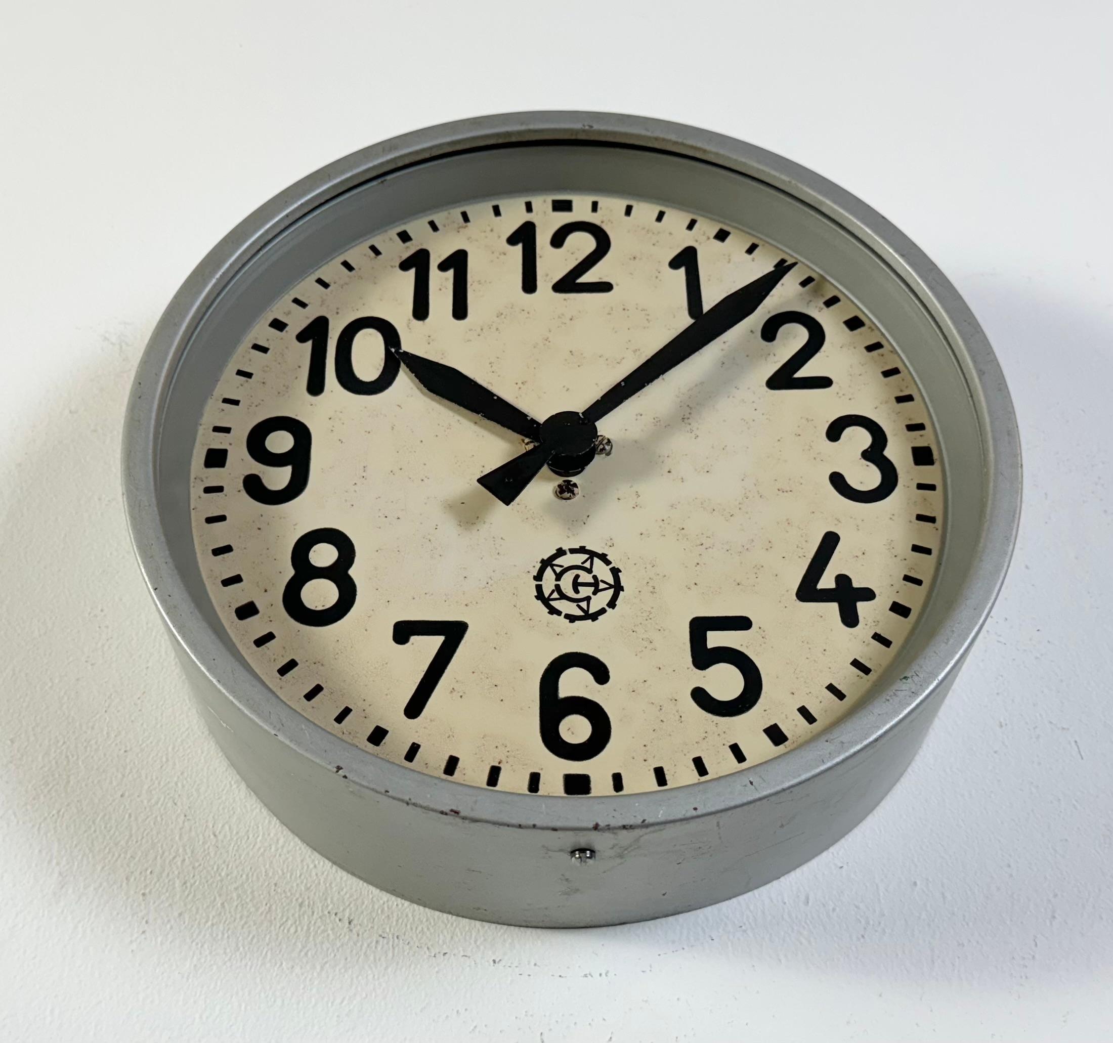 Horloge murale industrielle grise de Chronotechna, années 1950 Bon état - En vente à Kojetice, CZ