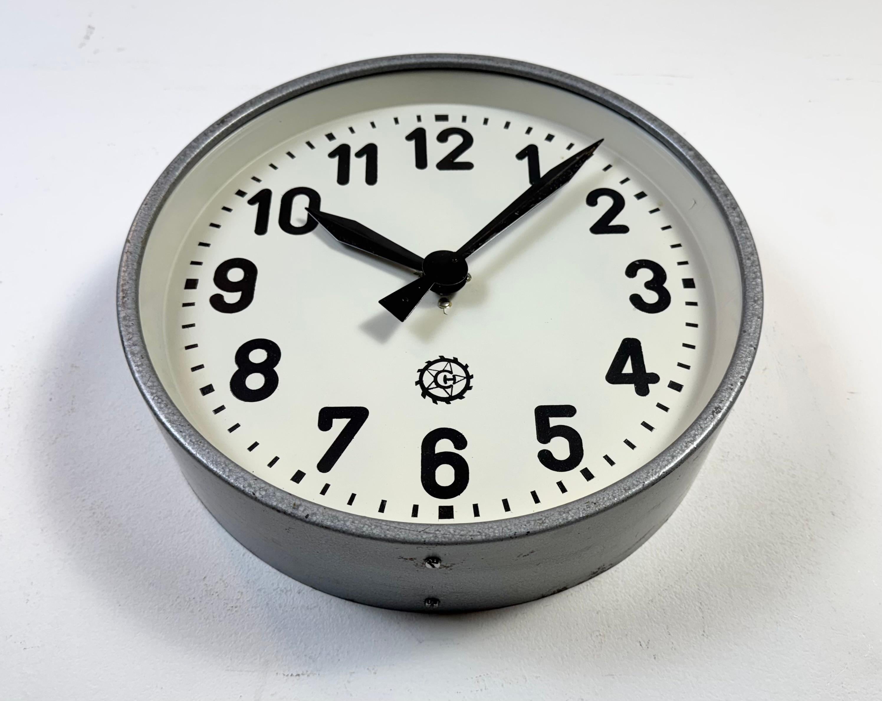 Horloge murale industrielle grise de Chronotechna, années 1950 Bon état - En vente à Kojetice, CZ