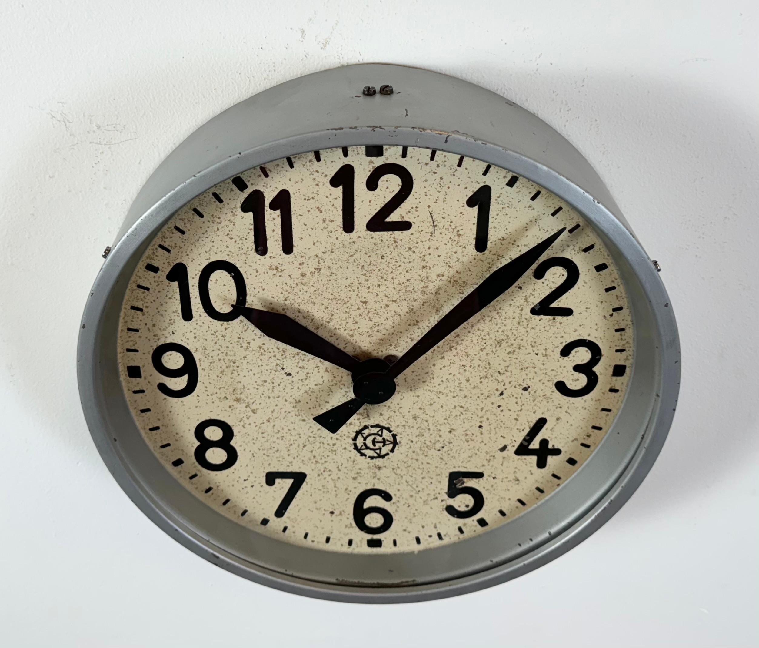 20ième siècle Horloge murale industrielle grise de Chronotechna, années 1950 en vente