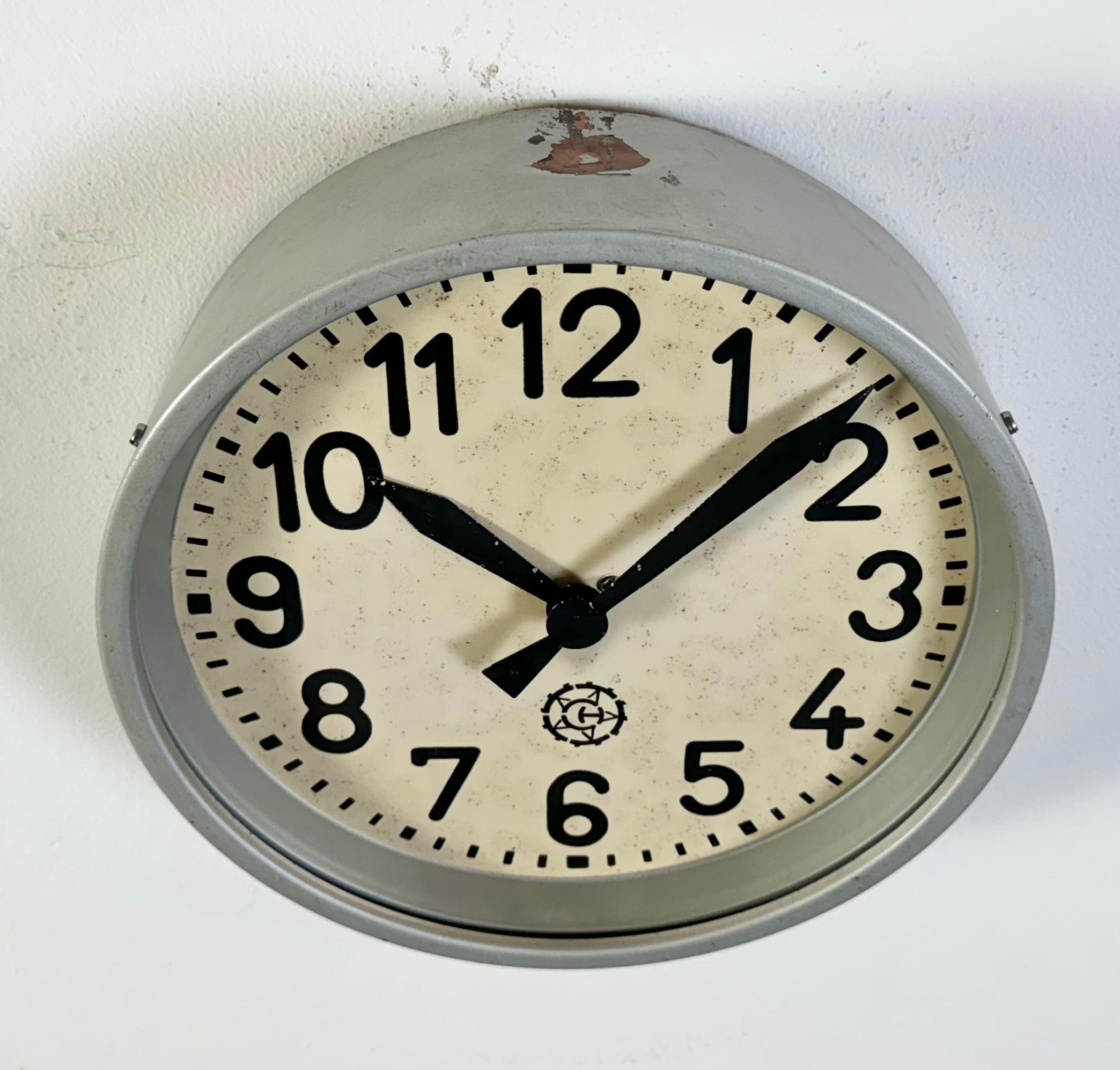 20ième siècle Horloge murale industrielle grise de Chronotechna, années 1950 en vente