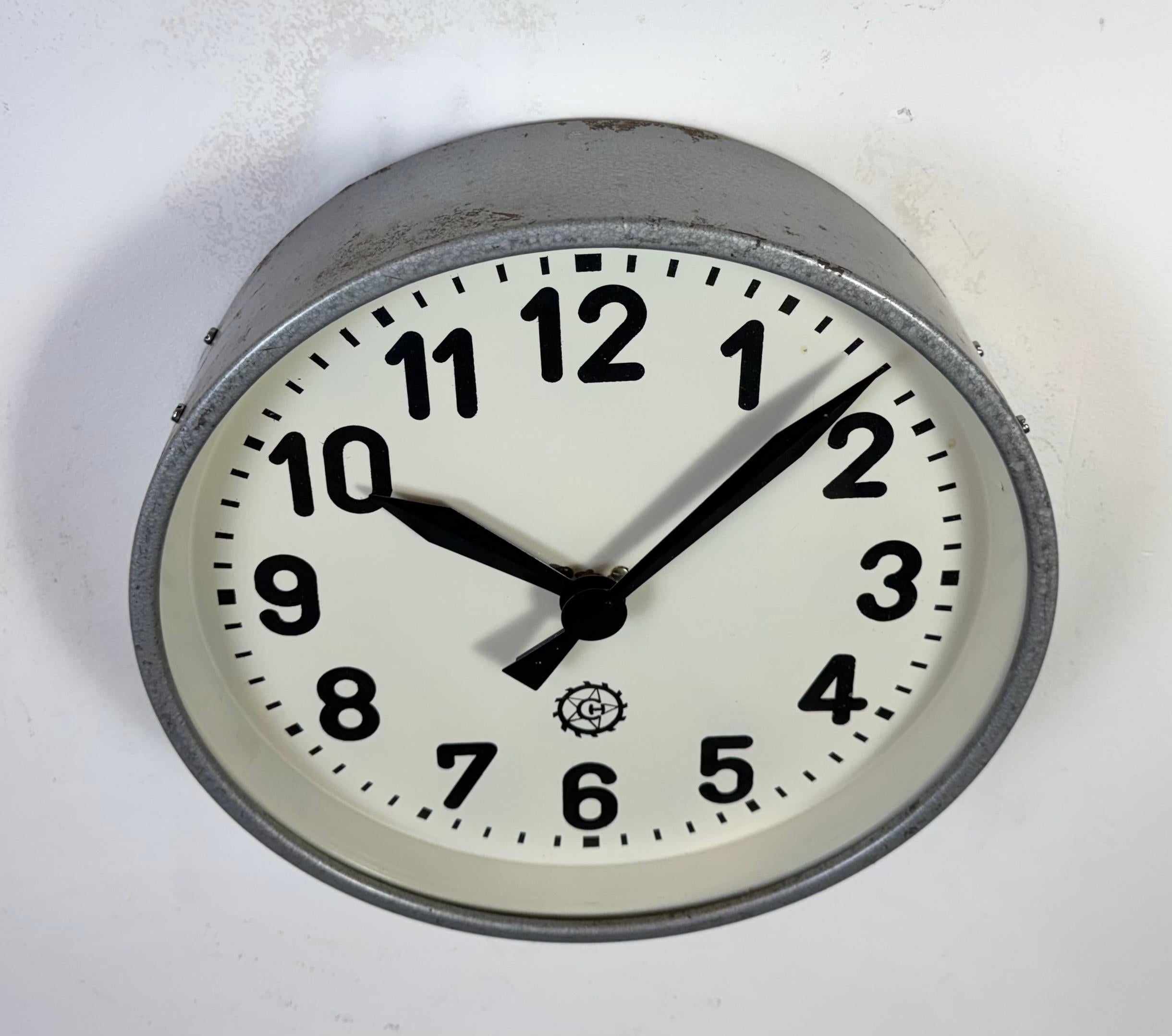 20ième siècle Horloge murale industrielle grise de Chronotechna, années 1950 en vente