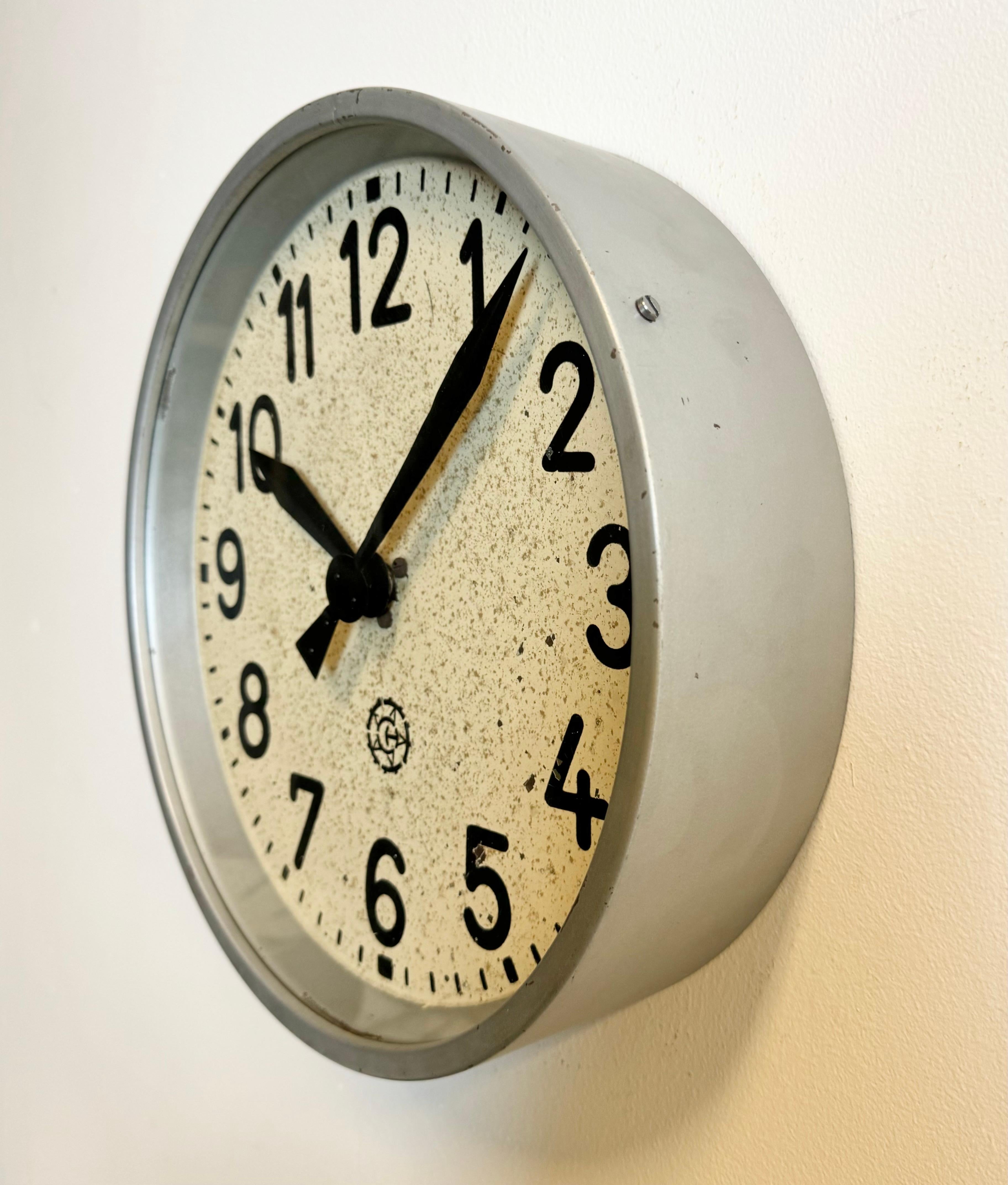 Verre Horloge murale industrielle grise de Chronotechna, années 1950 en vente