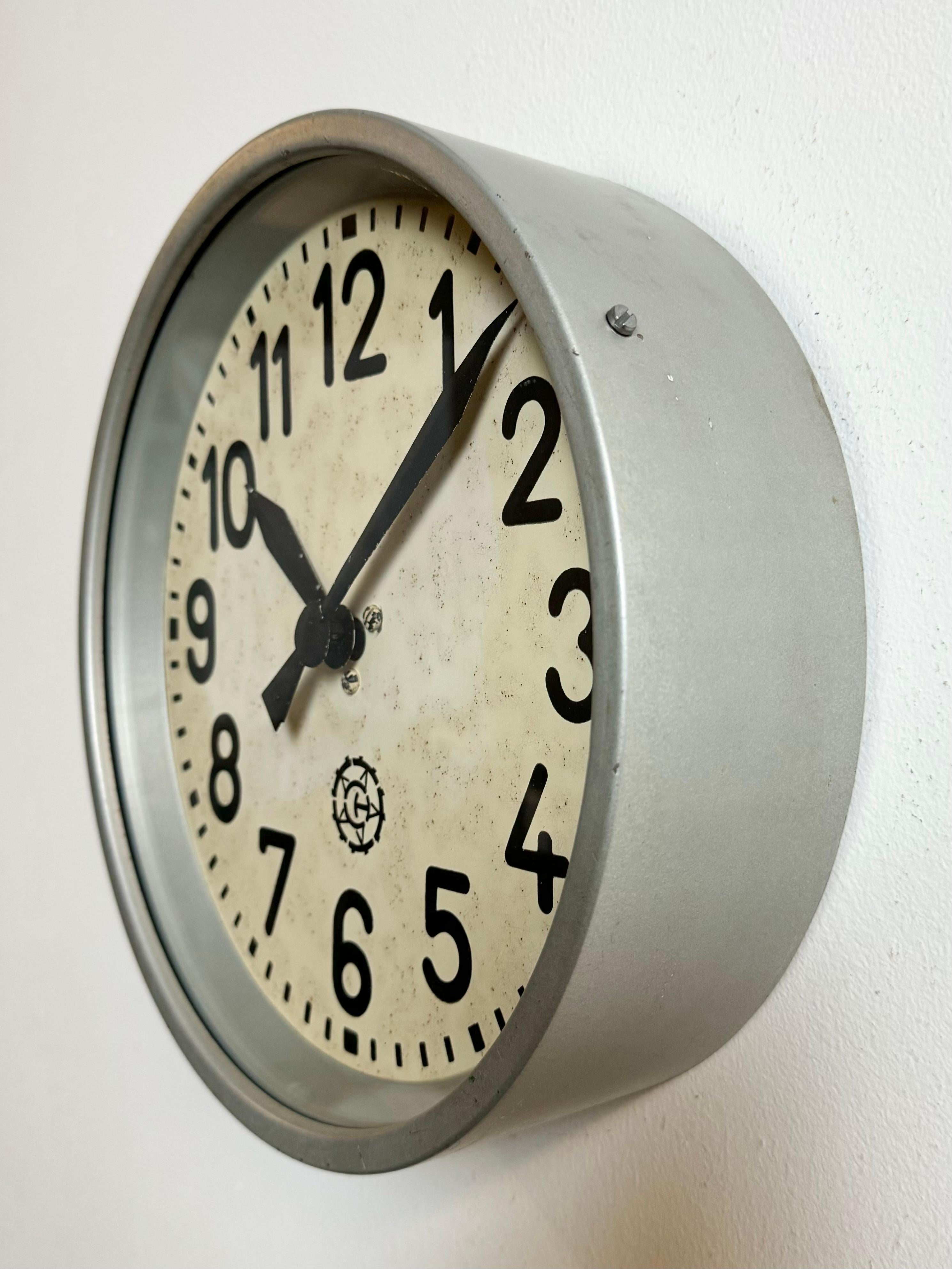Verre Horloge murale industrielle grise de Chronotechna, années 1950 en vente