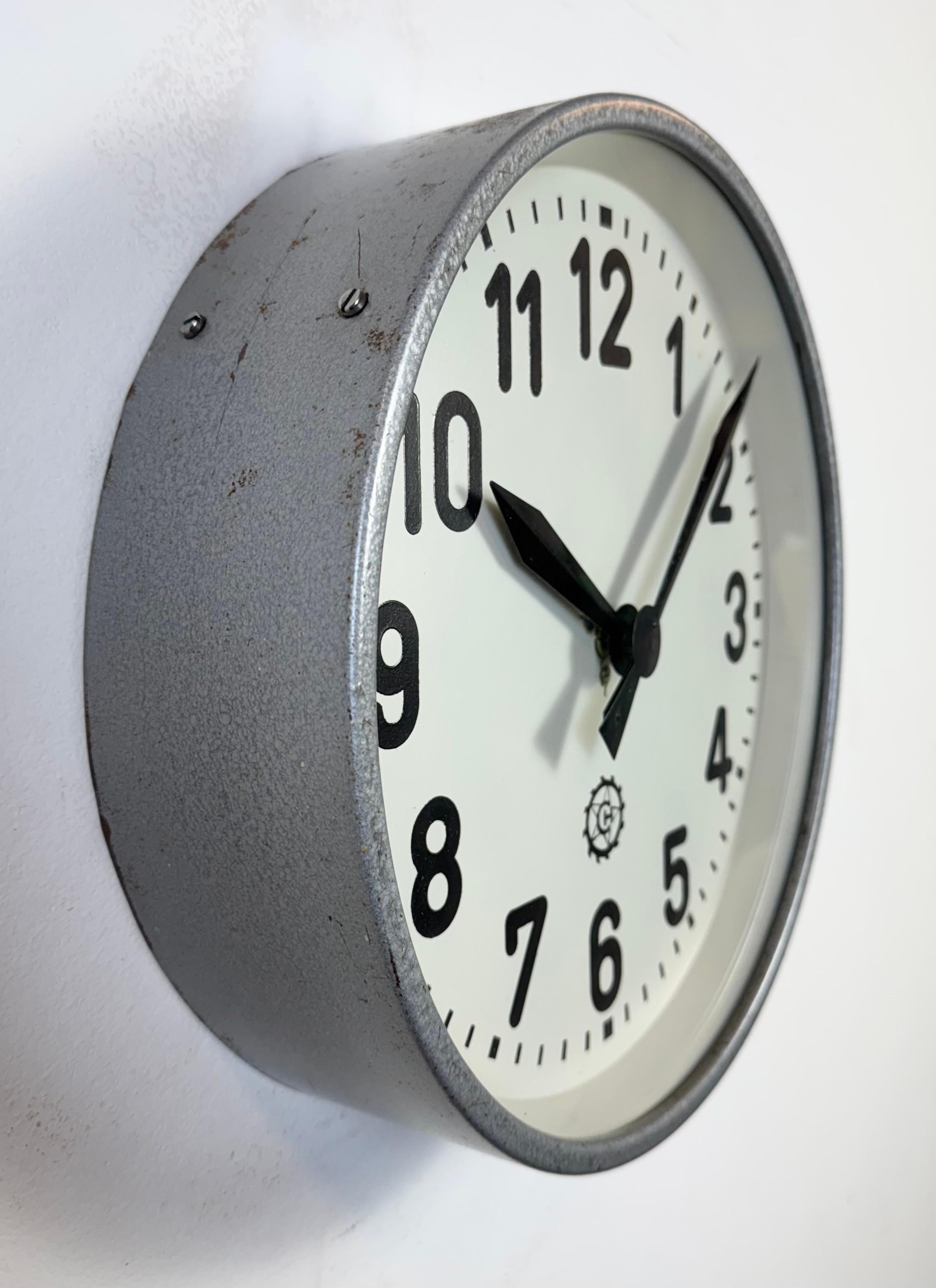 Aluminium Horloge murale industrielle grise de Chronotechna, années 1950 en vente