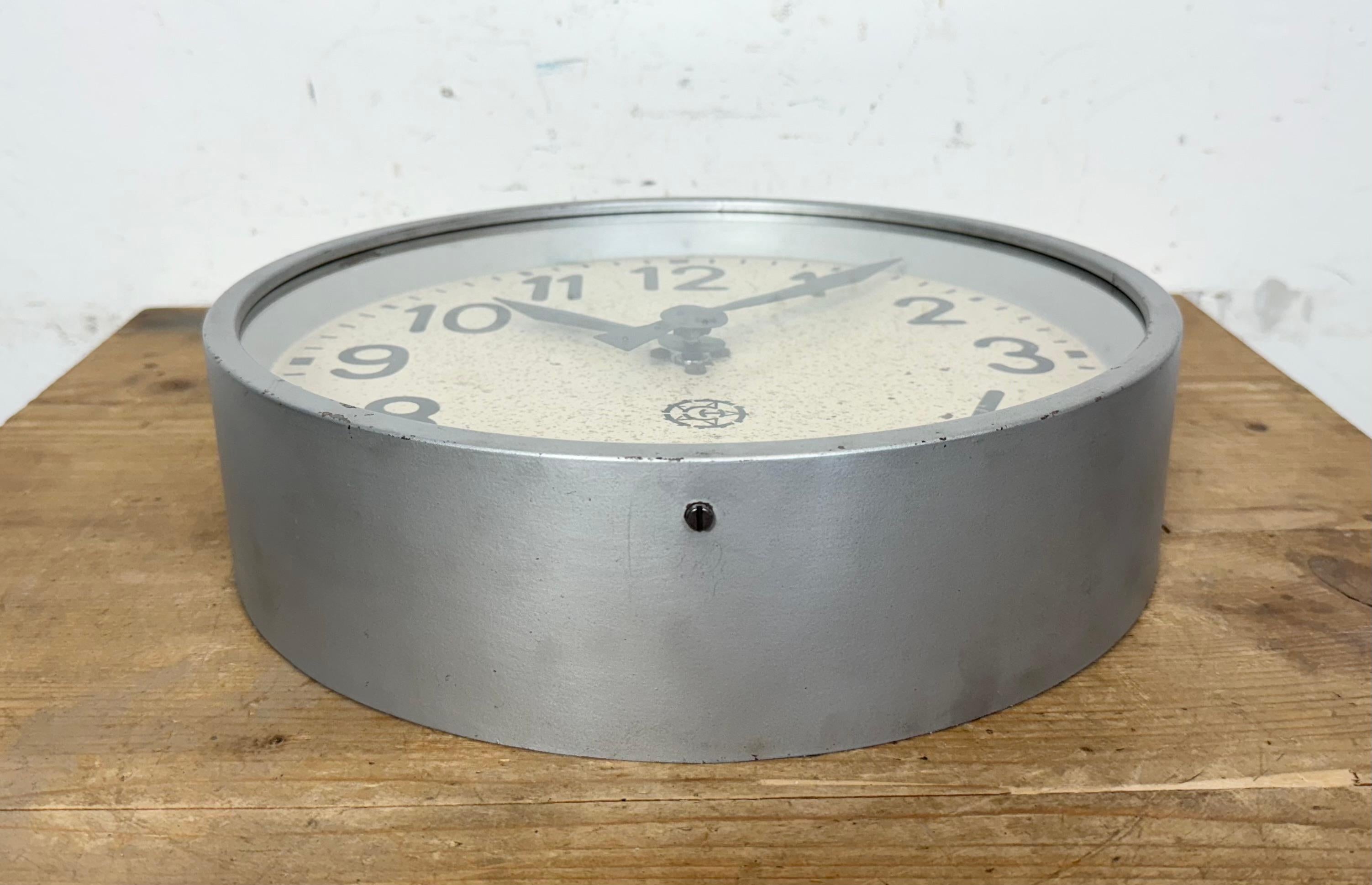 Horloge murale industrielle grise de Chronotechna, années 1950 en vente 1