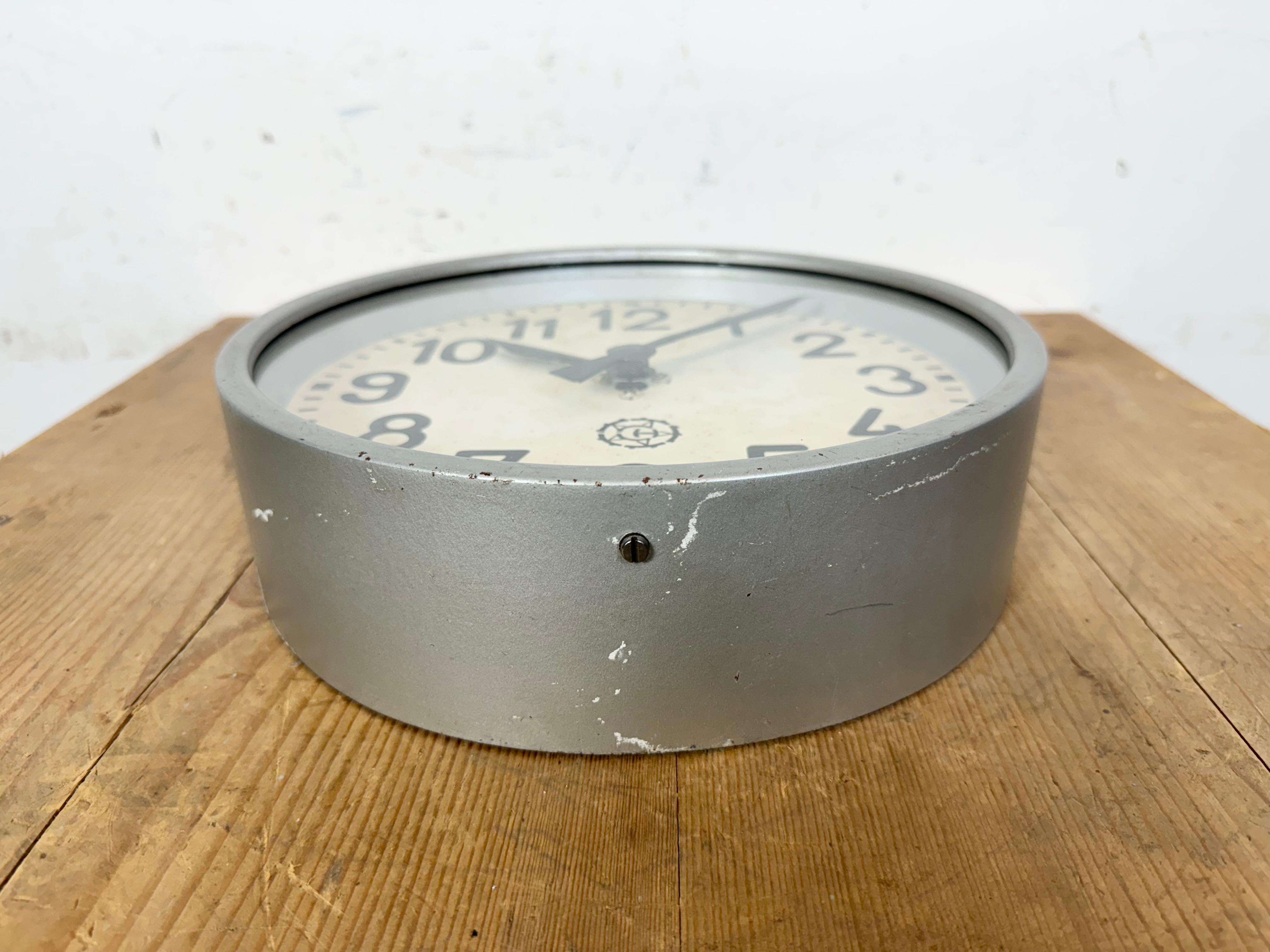 Horloge murale industrielle grise de Chronotechna, années 1950 en vente 1