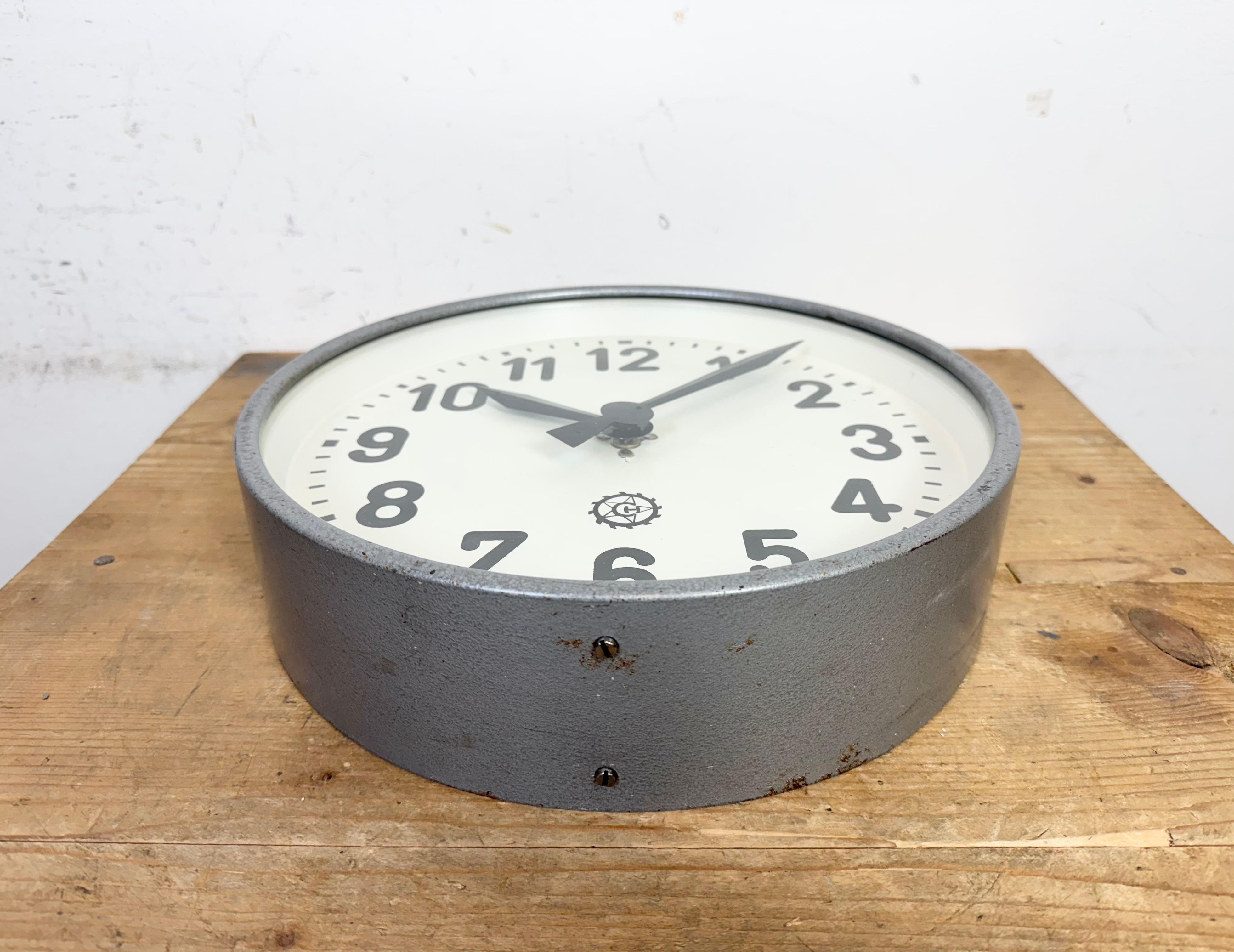 Horloge murale industrielle grise de Chronotechna, années 1950 en vente 1