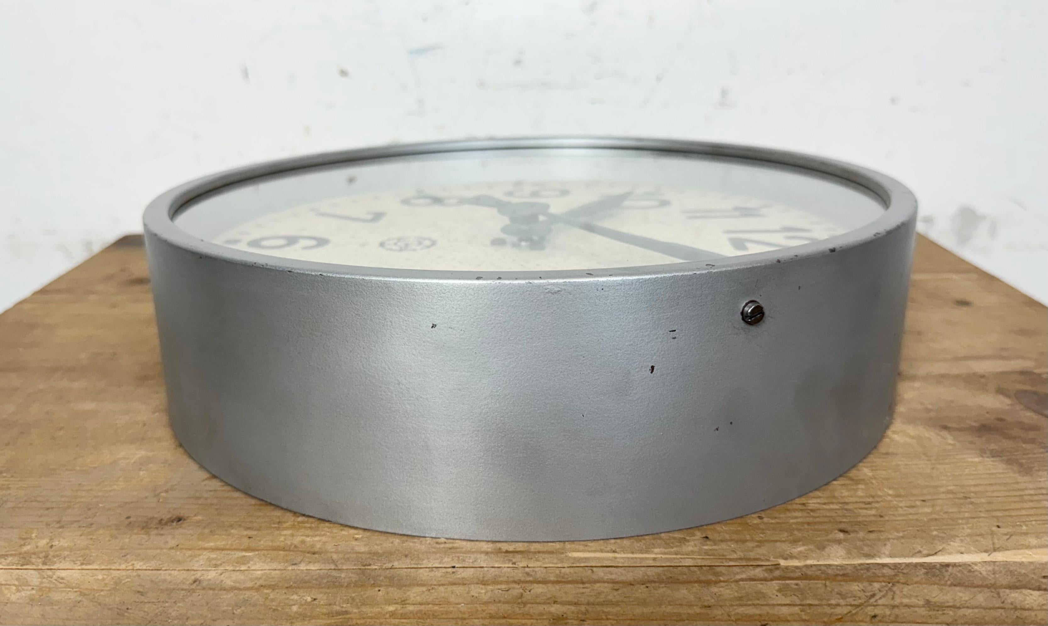 Horloge murale industrielle grise de Chronotechna, années 1950 en vente 2