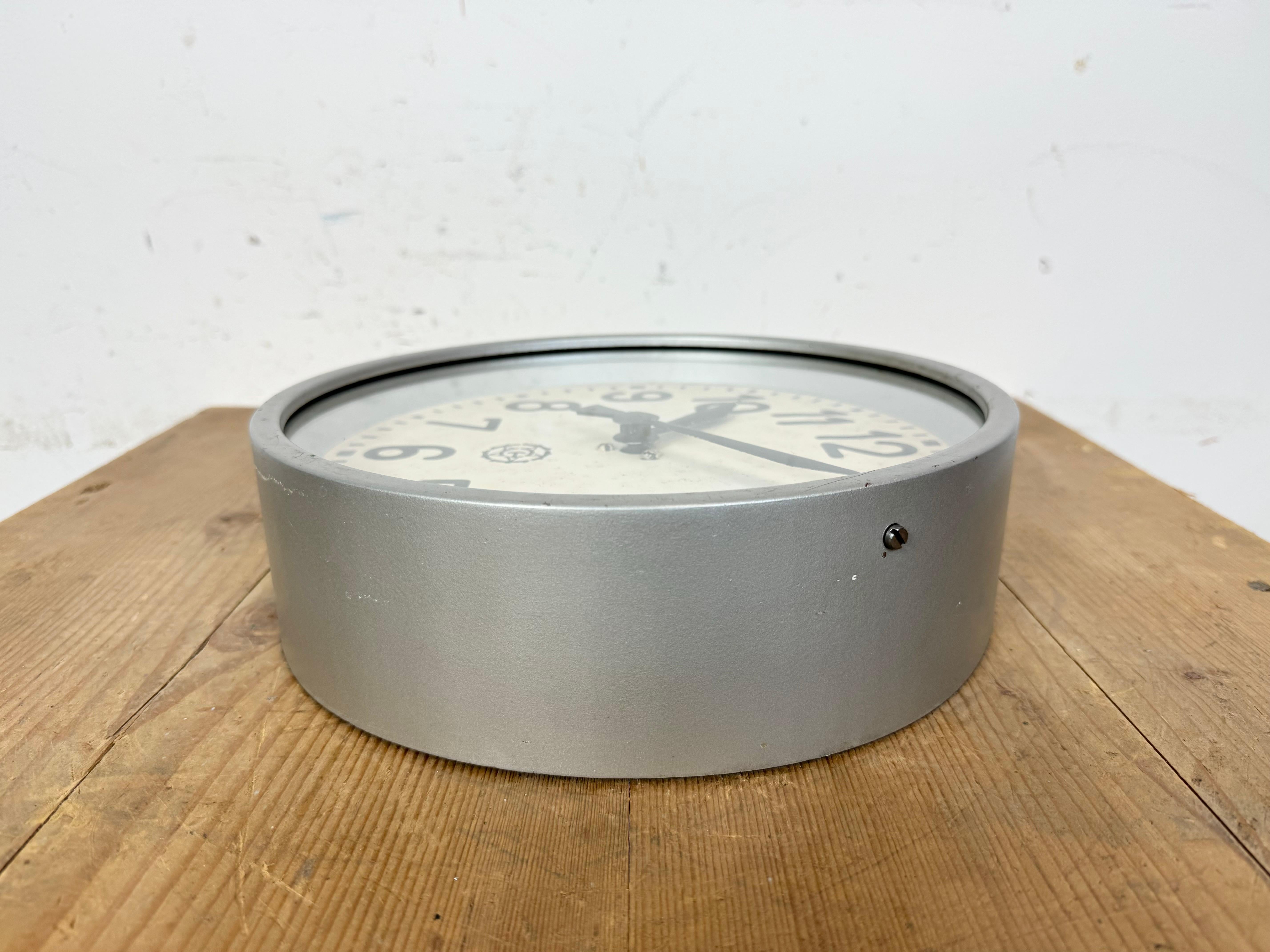 Horloge murale industrielle grise de Chronotechna, années 1950 en vente 2