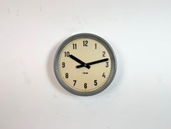 Orologio da parete industriale grigio di IBM, anni '50