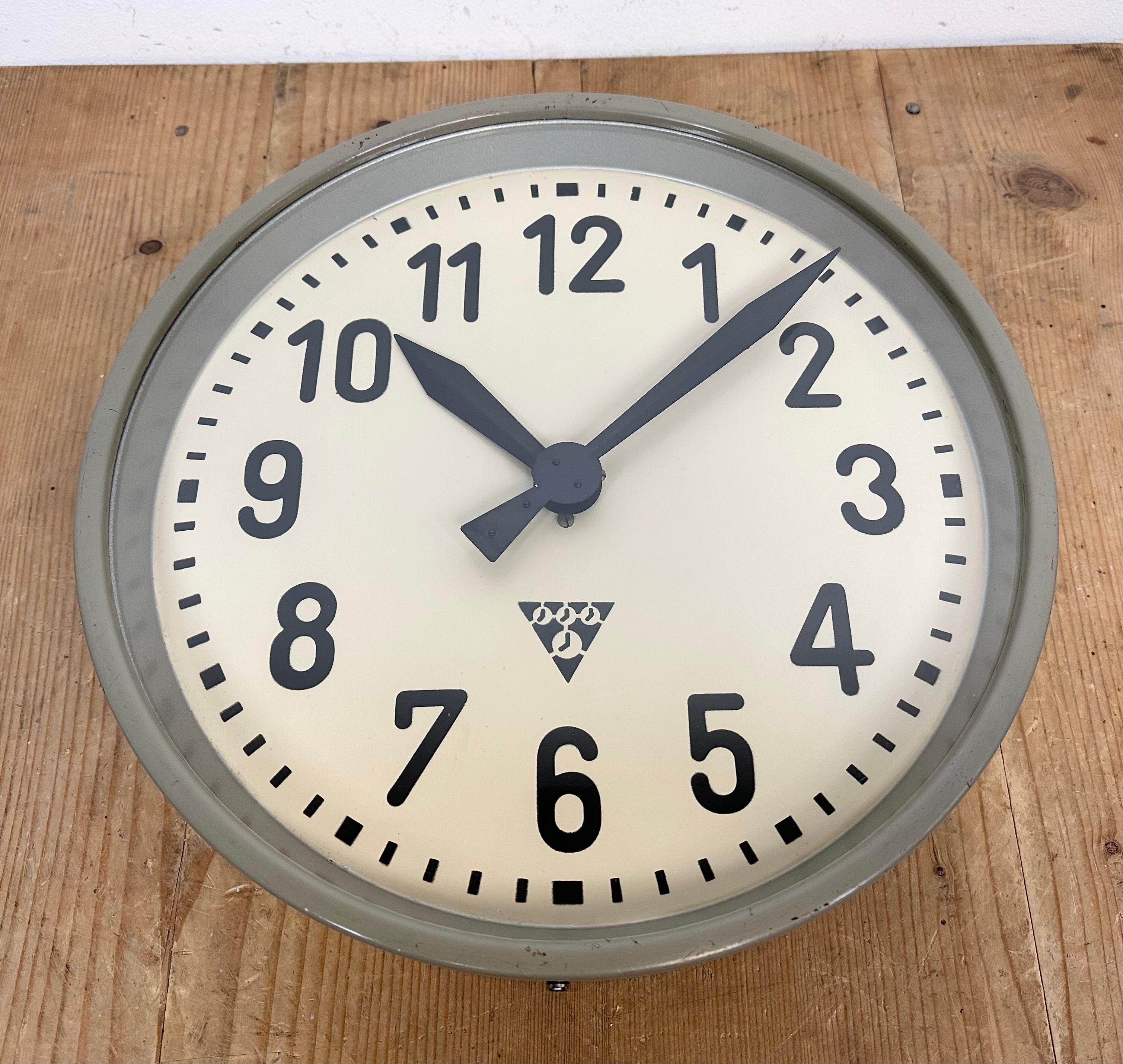 Horloge murale d'usine industrielle grise de Pragotron, années 1950 en vente 4
