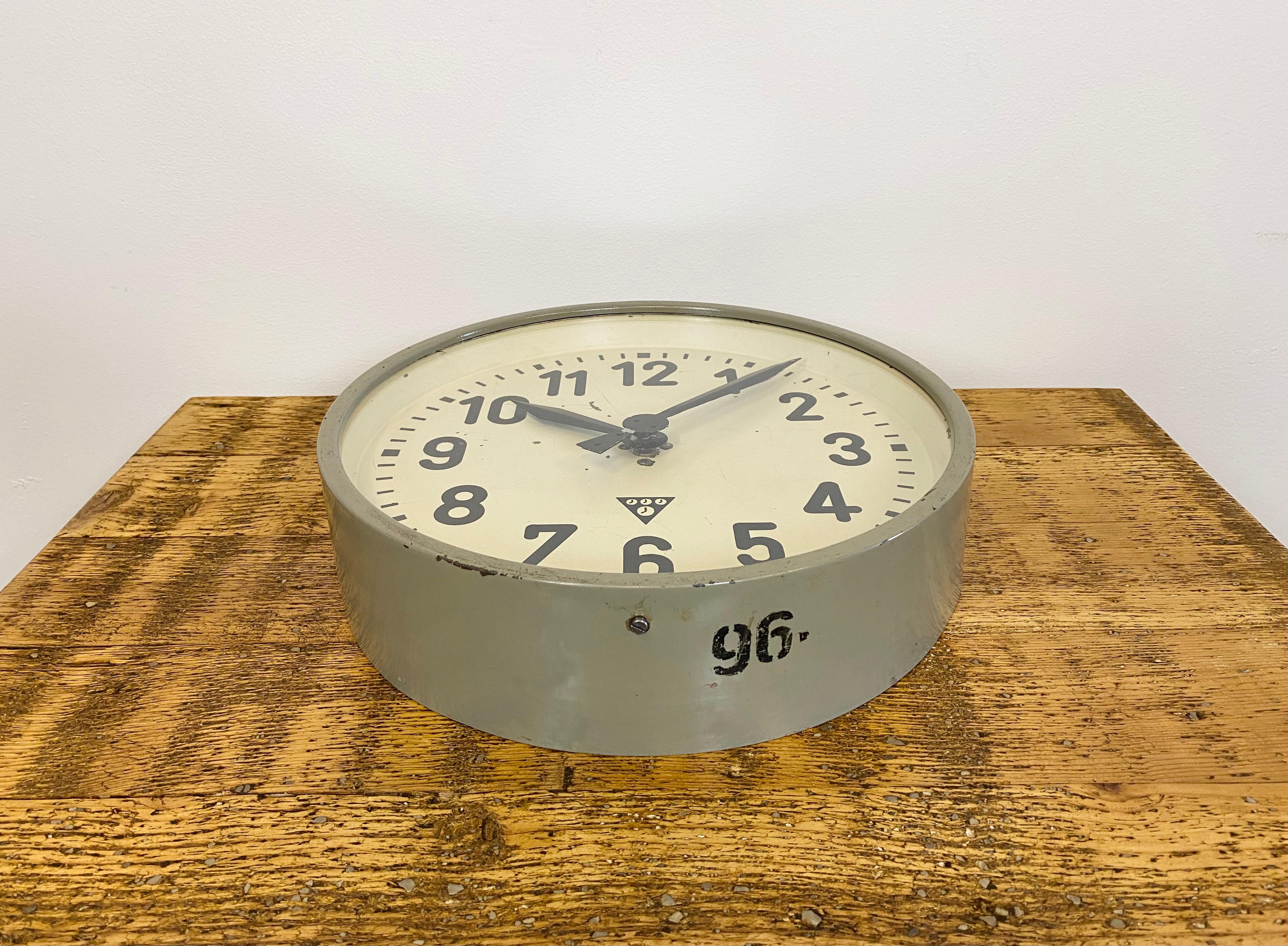 Grey Industrial Factory Wall Clock from Pragotron, 1950s In Good Condition In Kojetice, CZ