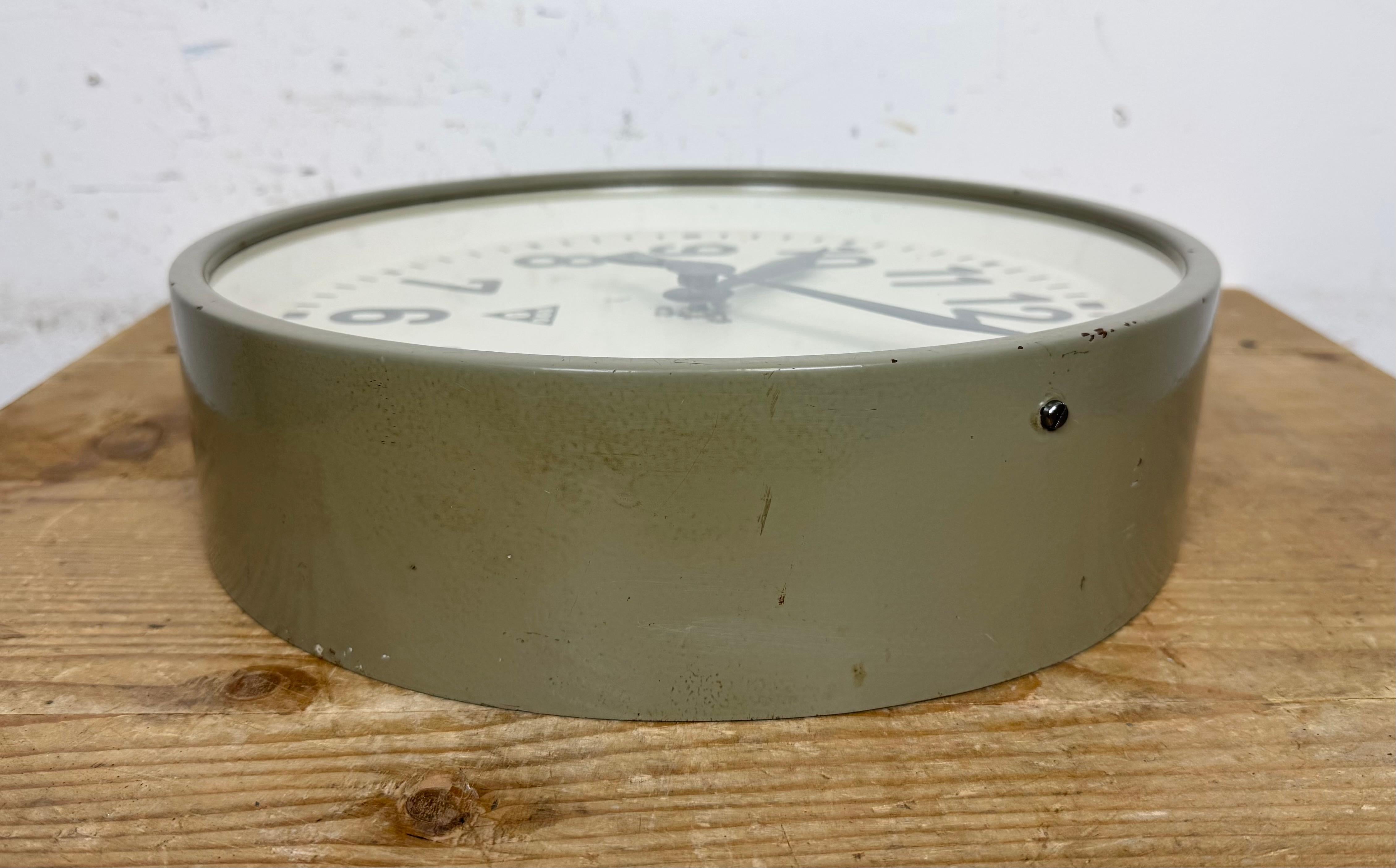 Horloge murale d'usine industrielle grise de Pragotron, années 1960 4