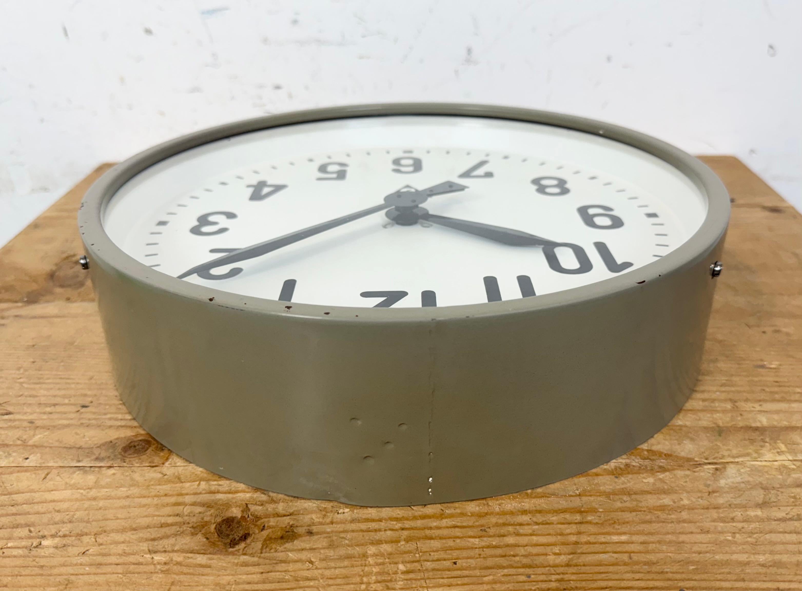 Grey Industrial Factory Wall Clock from Pragotron, 1960s For Sale 8