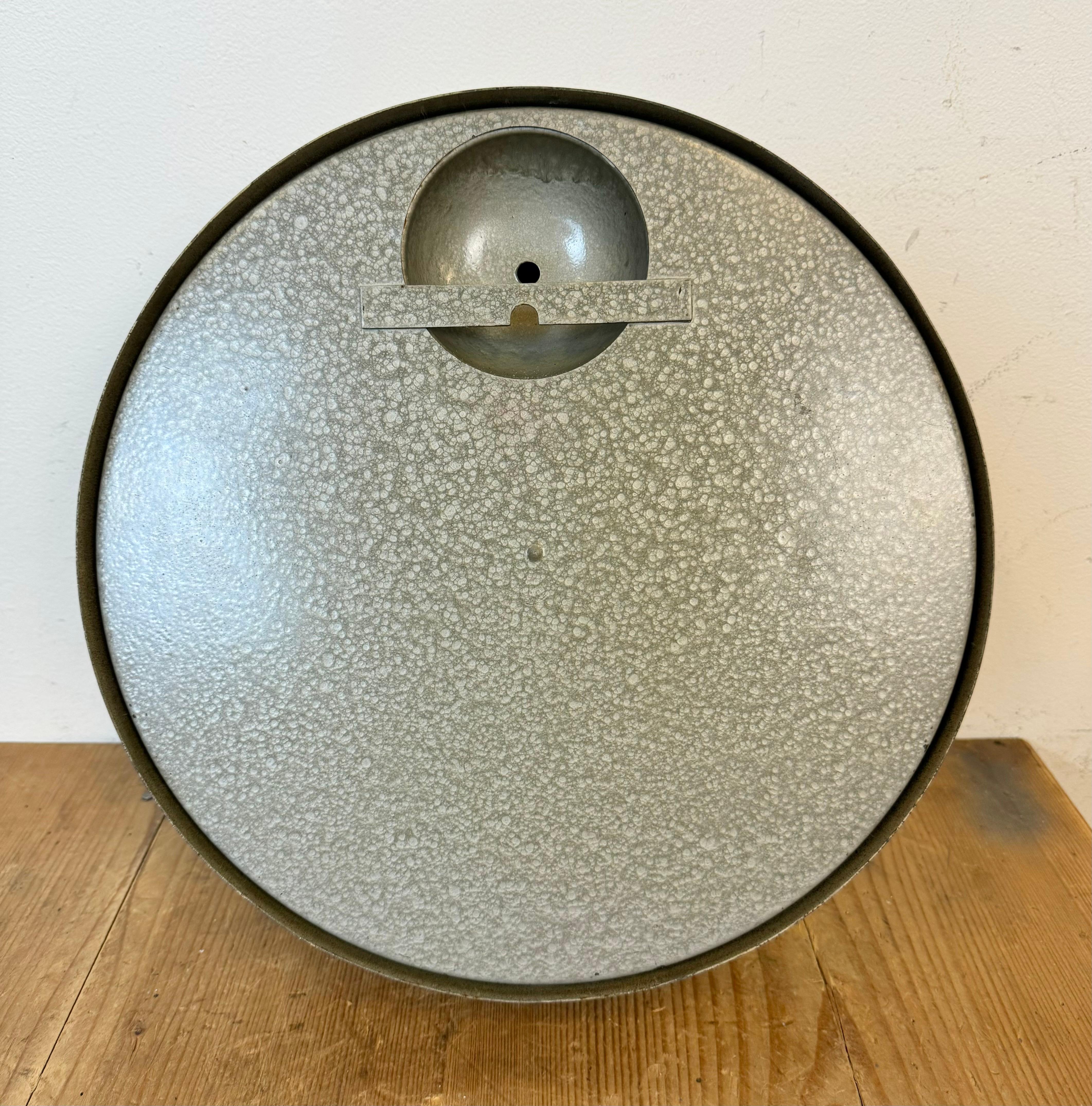 Grey Industrial Factory Wall Clock from Pragotron, 1960s For Sale 9