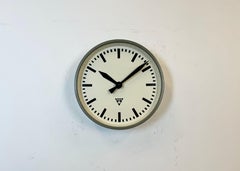 Reloj de pared industrial gris de Pragotron, años 1960