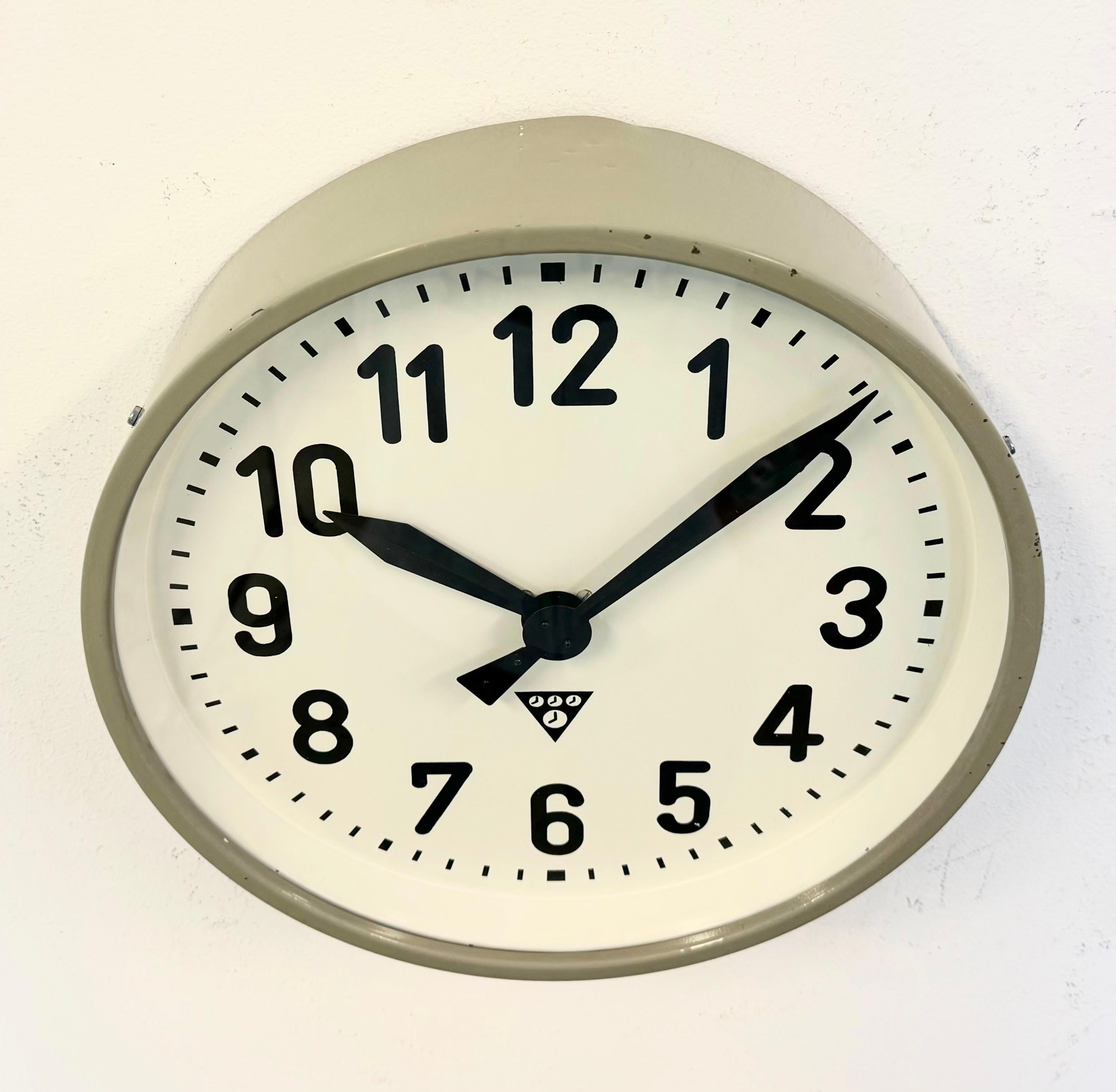 Tchèque Horloge murale d'usine industrielle grise de Pragotron, années 1960 en vente