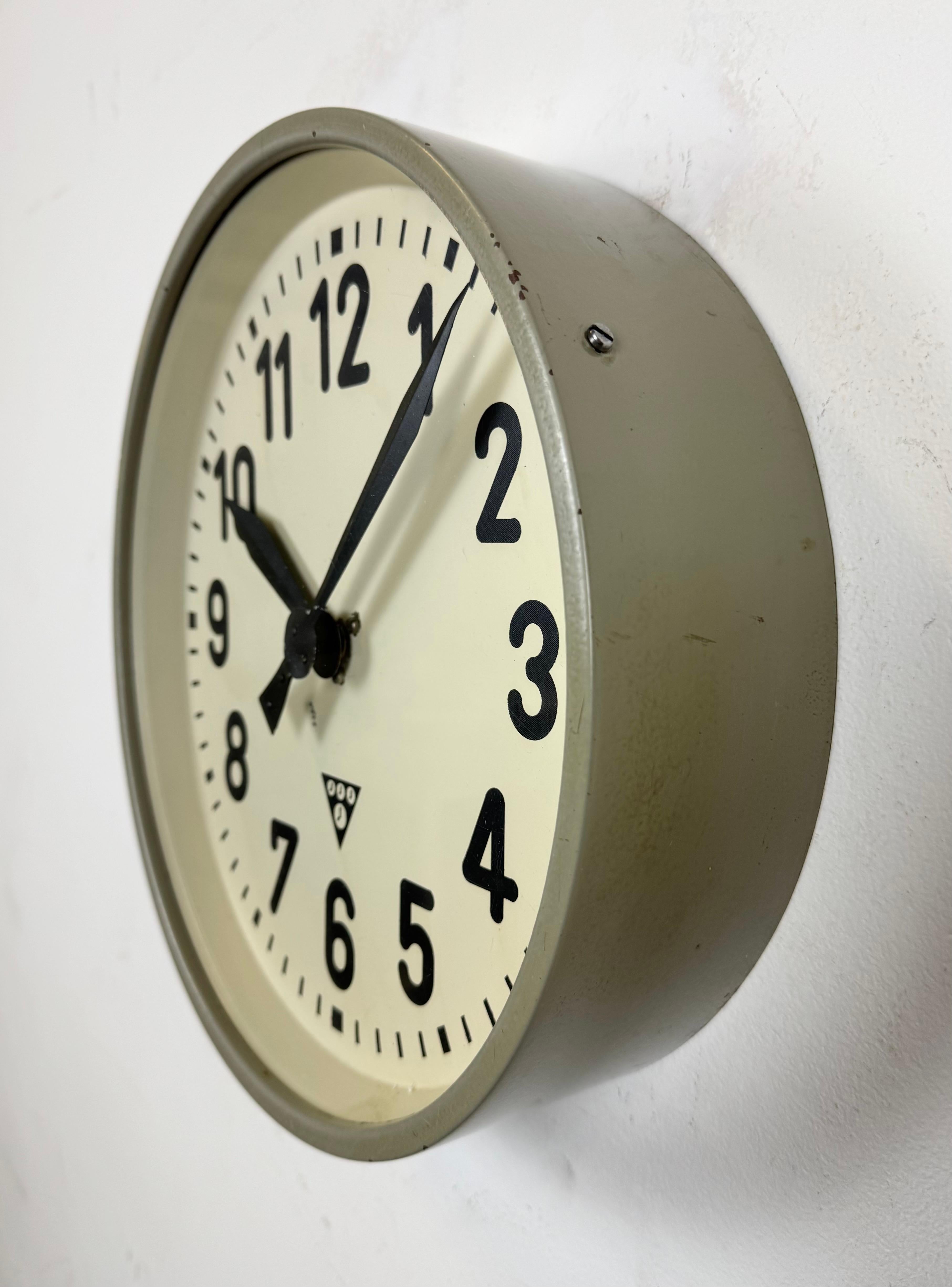 Tchèque Horloge murale d'usine industrielle grise de Pragotron, années 1960