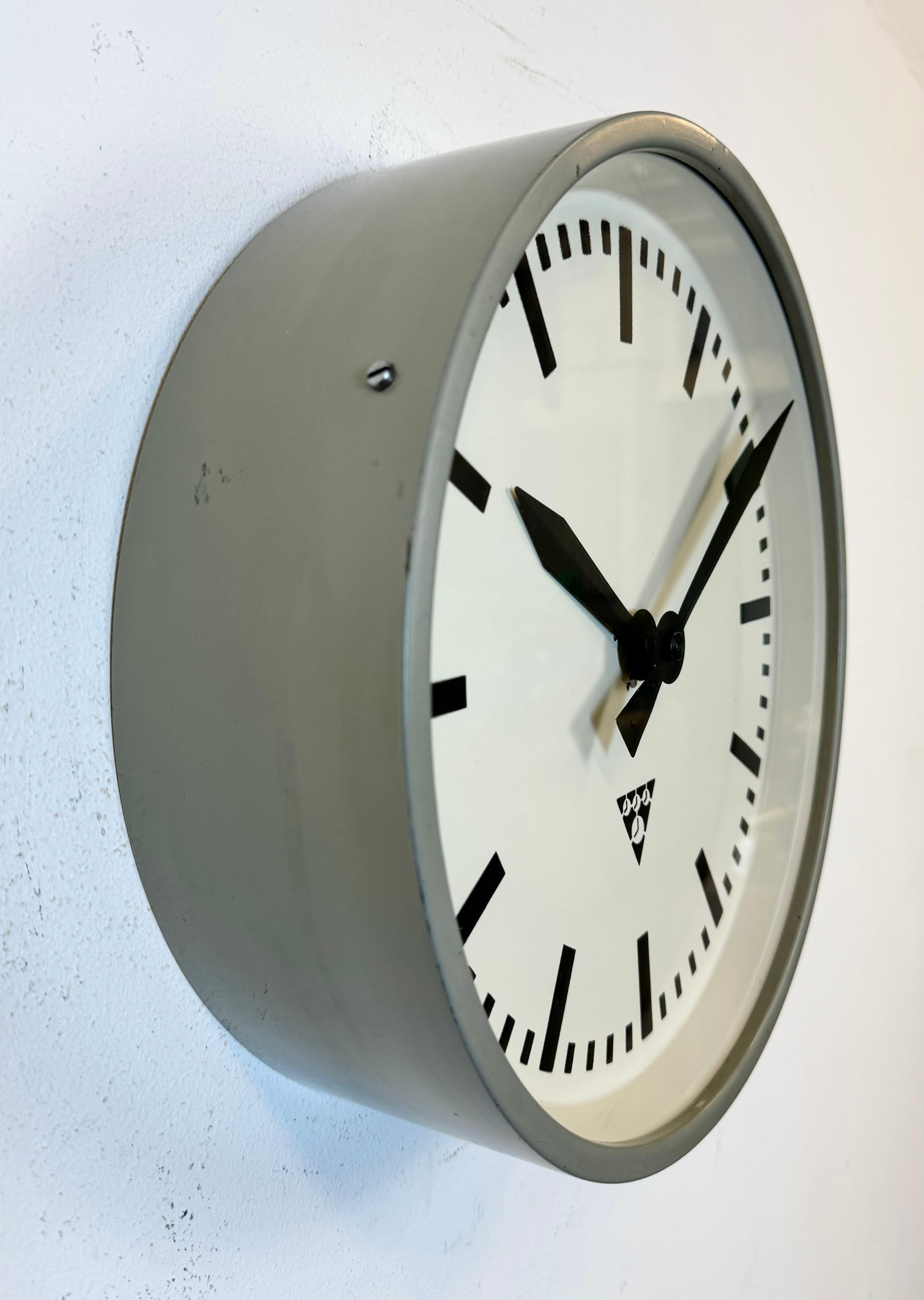 Grey Industrial Factory Wall Clock from Pragotron, 1960s In Good Condition For Sale In Kojetice, CZ