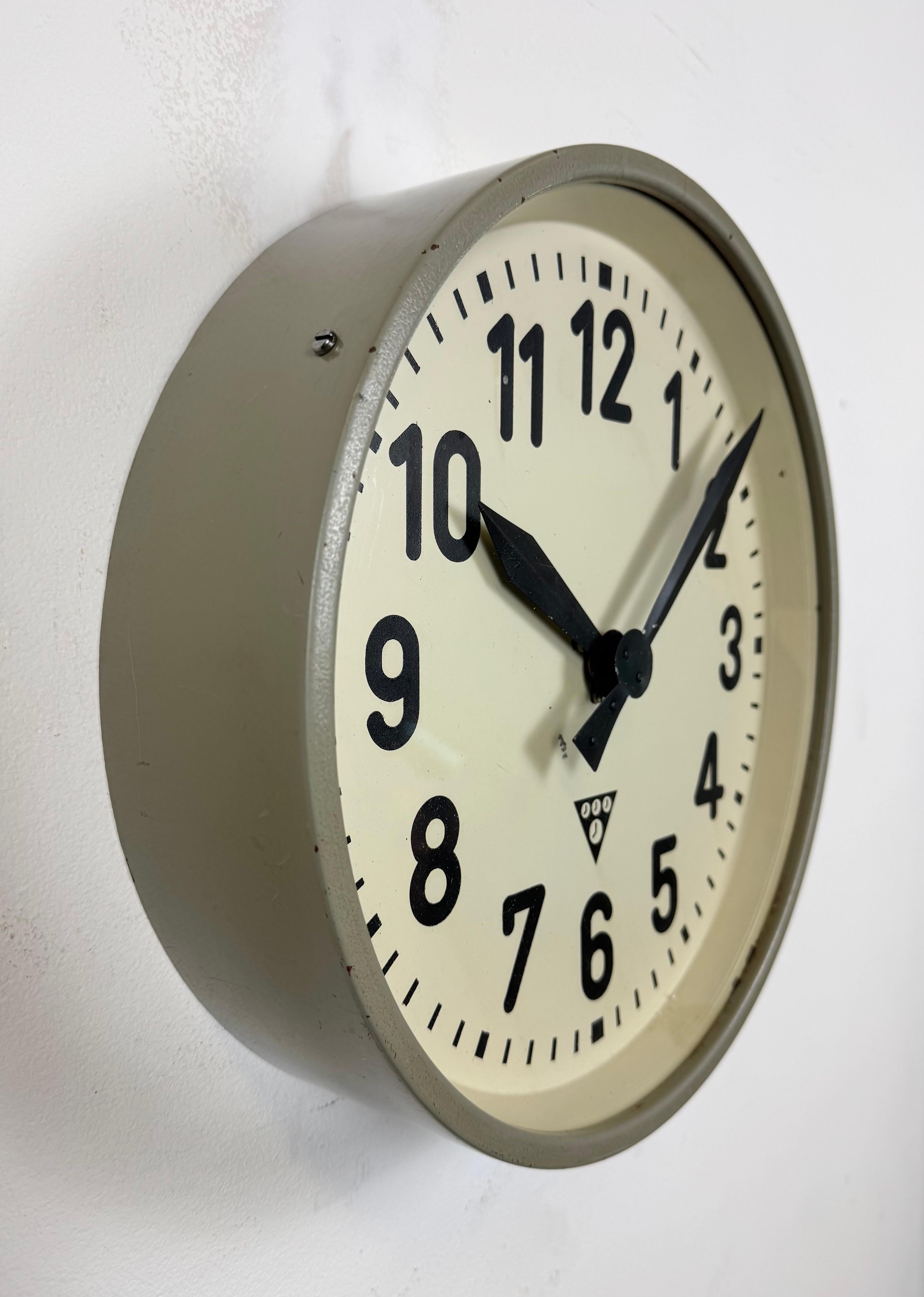 Horloge murale d'usine industrielle grise de Pragotron, années 1960 Bon état à Kojetice, CZ