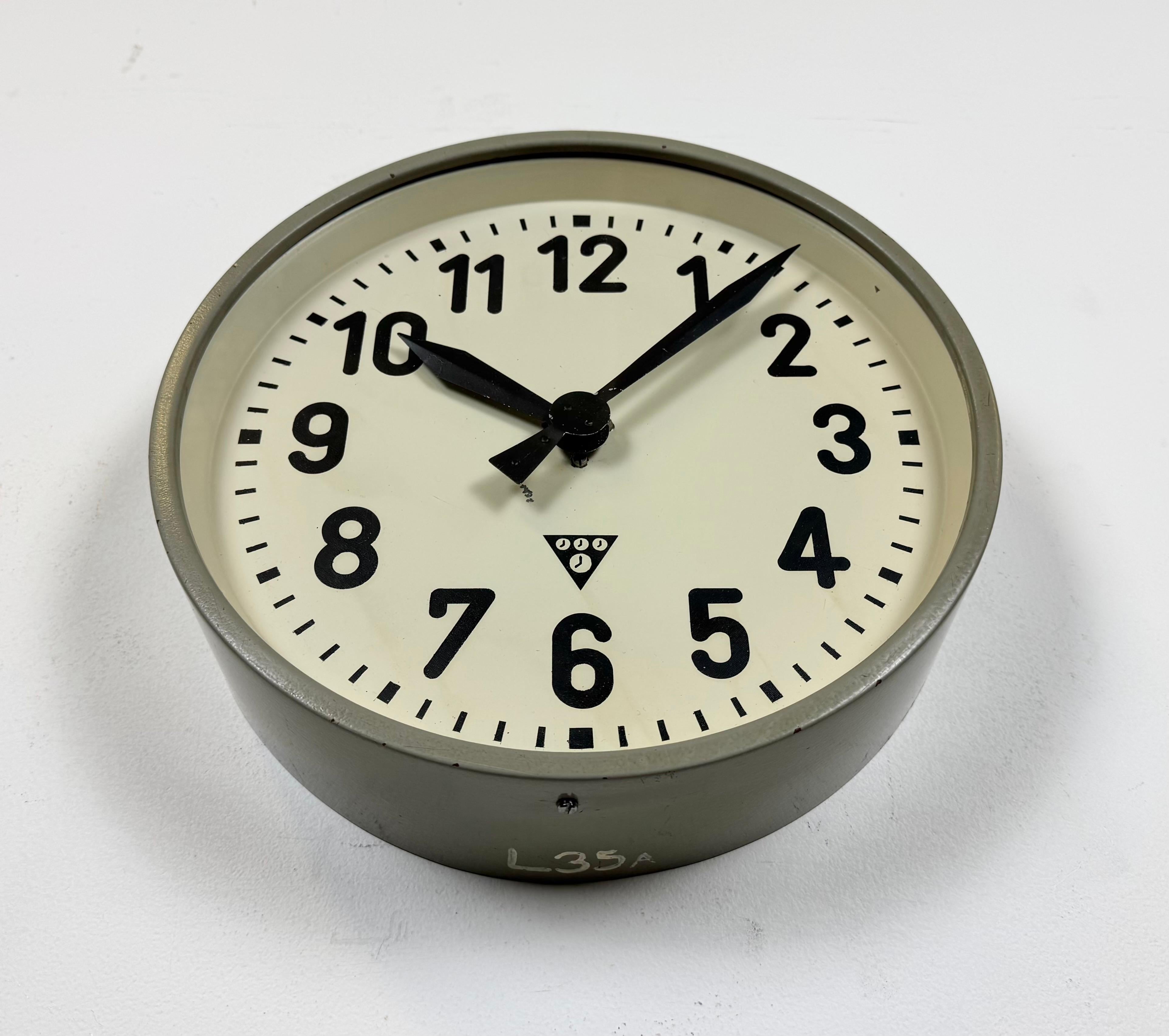 20ième siècle Horloge murale d'usine industrielle grise de Pragotron, années 1960