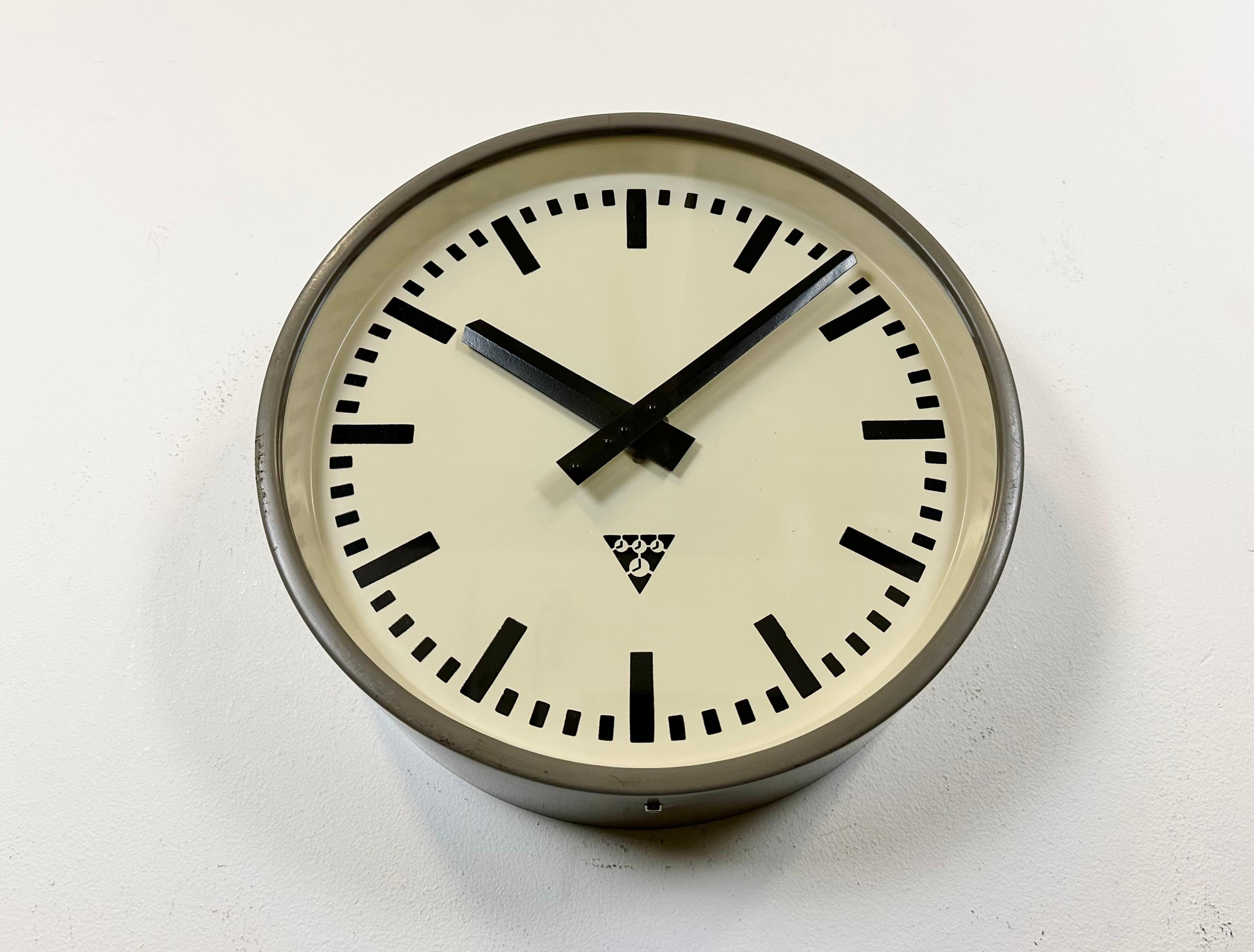 Grey Industrial Factory Wall Clock from Pragotron, 1960s In Good Condition For Sale In Kojetice, CZ