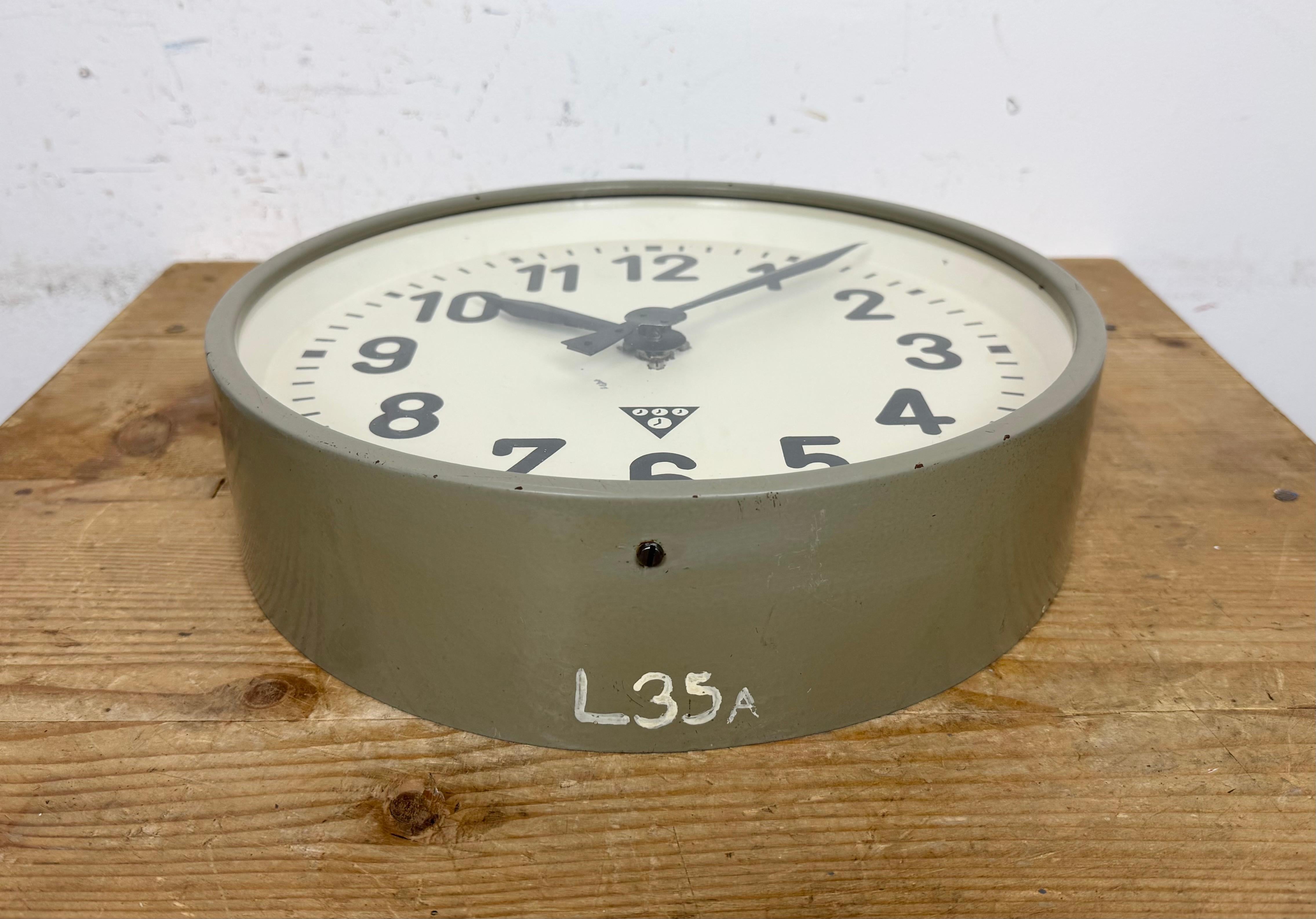 Verre Horloge murale d'usine industrielle grise de Pragotron, années 1960