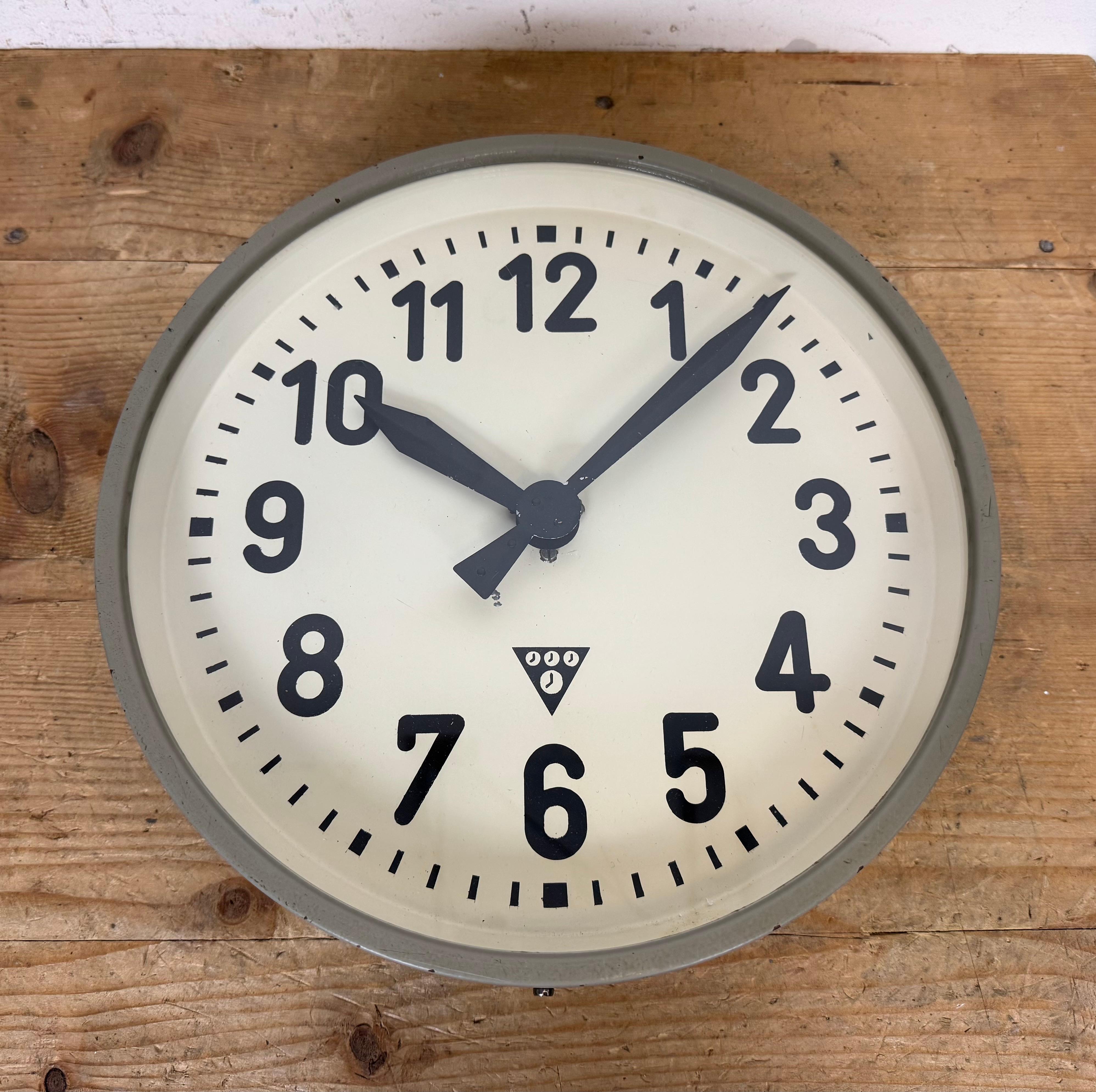 Horloge murale d'usine industrielle grise de Pragotron, années 1960 1