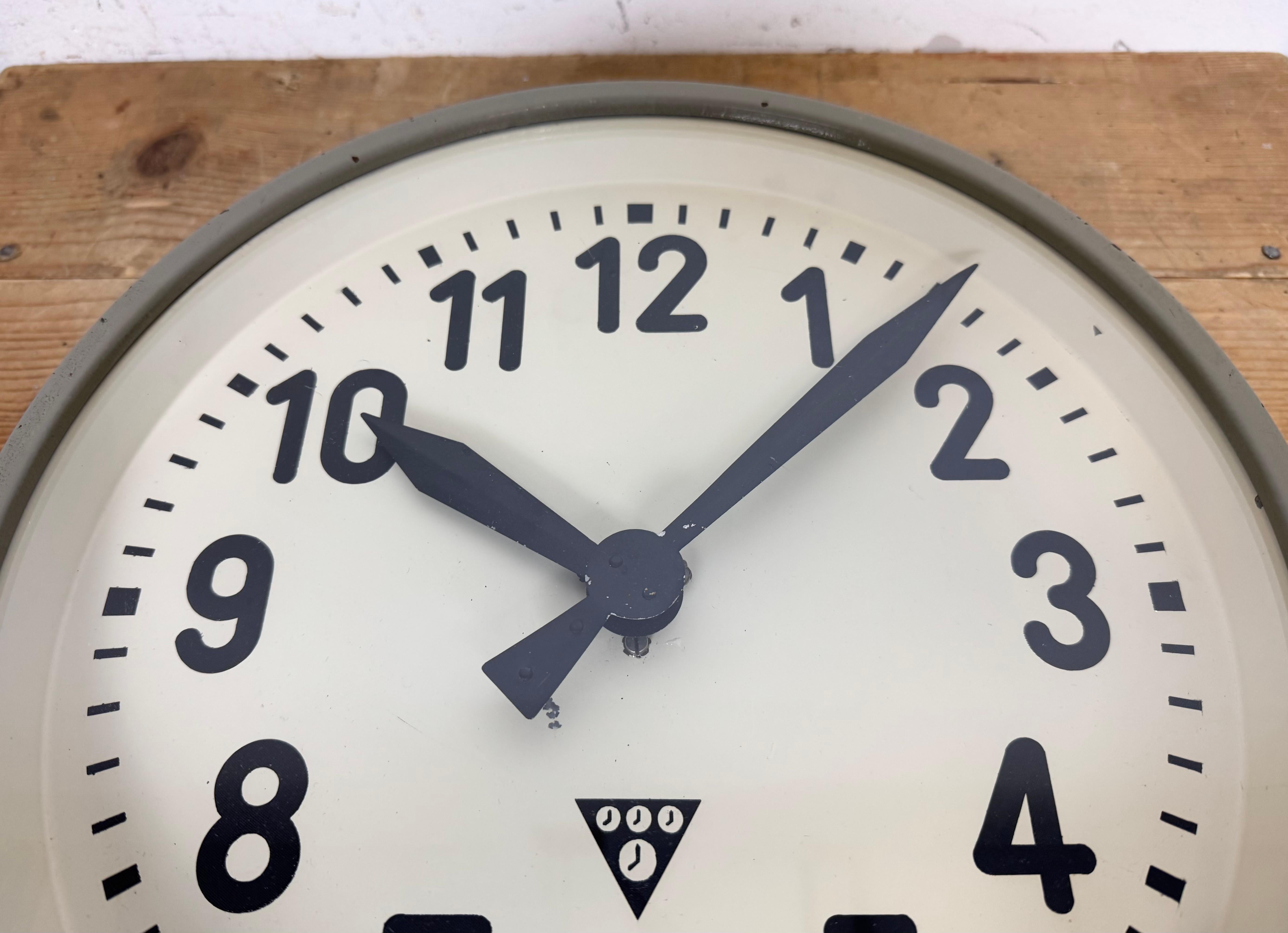 Horloge murale d'usine industrielle grise de Pragotron, années 1960 2