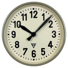 Orologio da parete industriale grigio di Pragotron, anni '1960