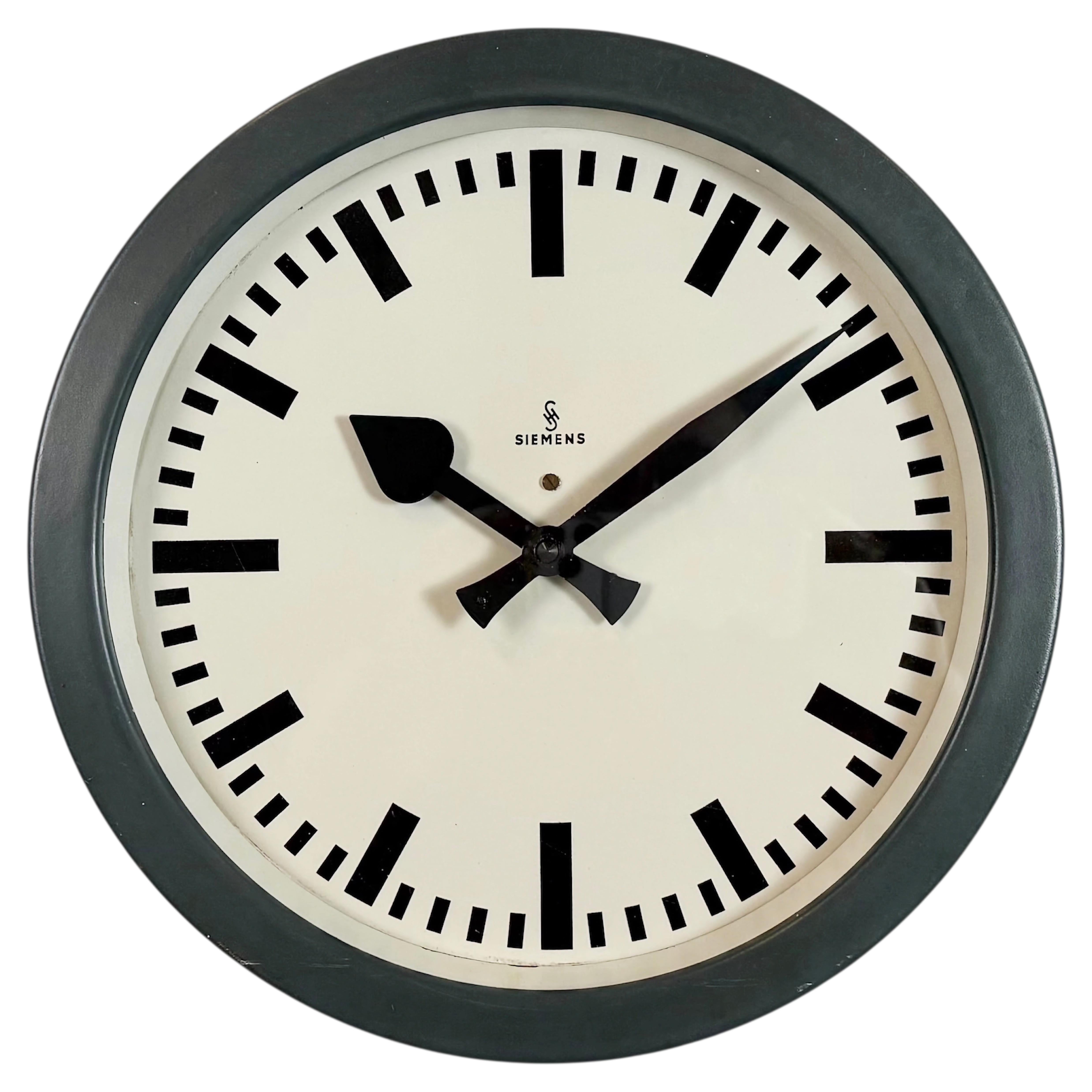 Horloge murale d'usine industrielle grise d'Hermès, années 1950 en vente