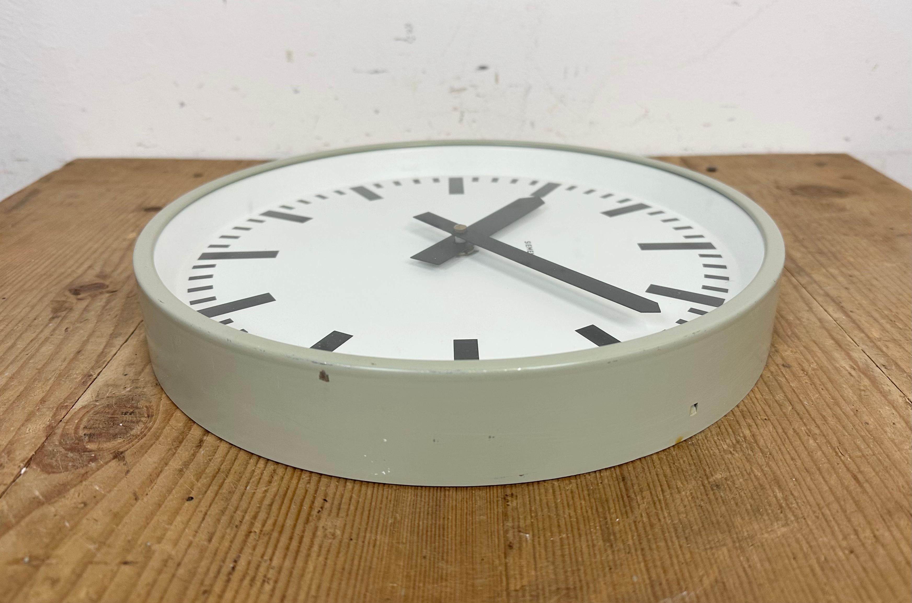 Grey Industrial Factory Wall Clock from Siemens, 1970s For Sale 3