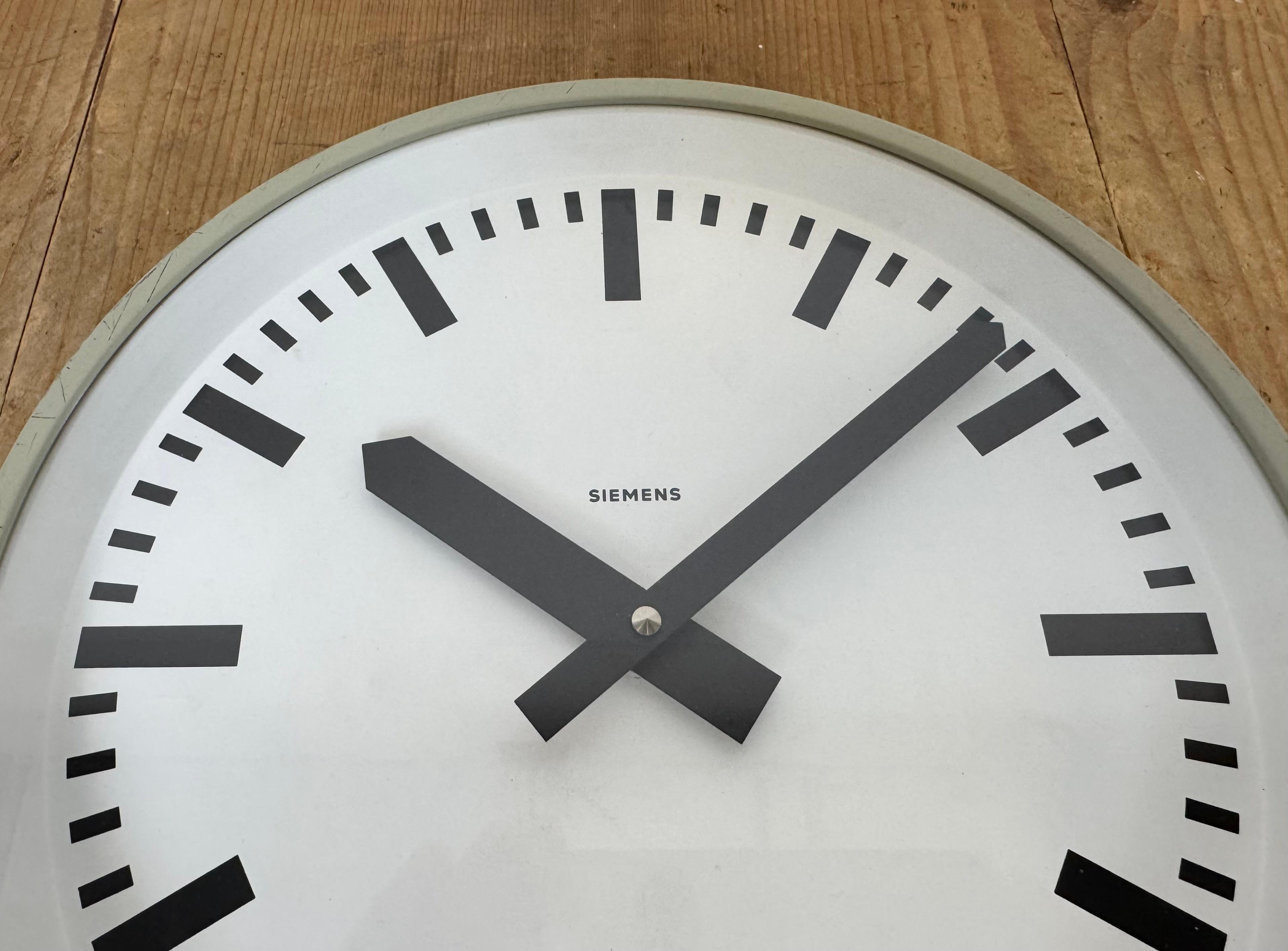 Reloj de pared industrial gris de Siemens, años 70 en venta 3