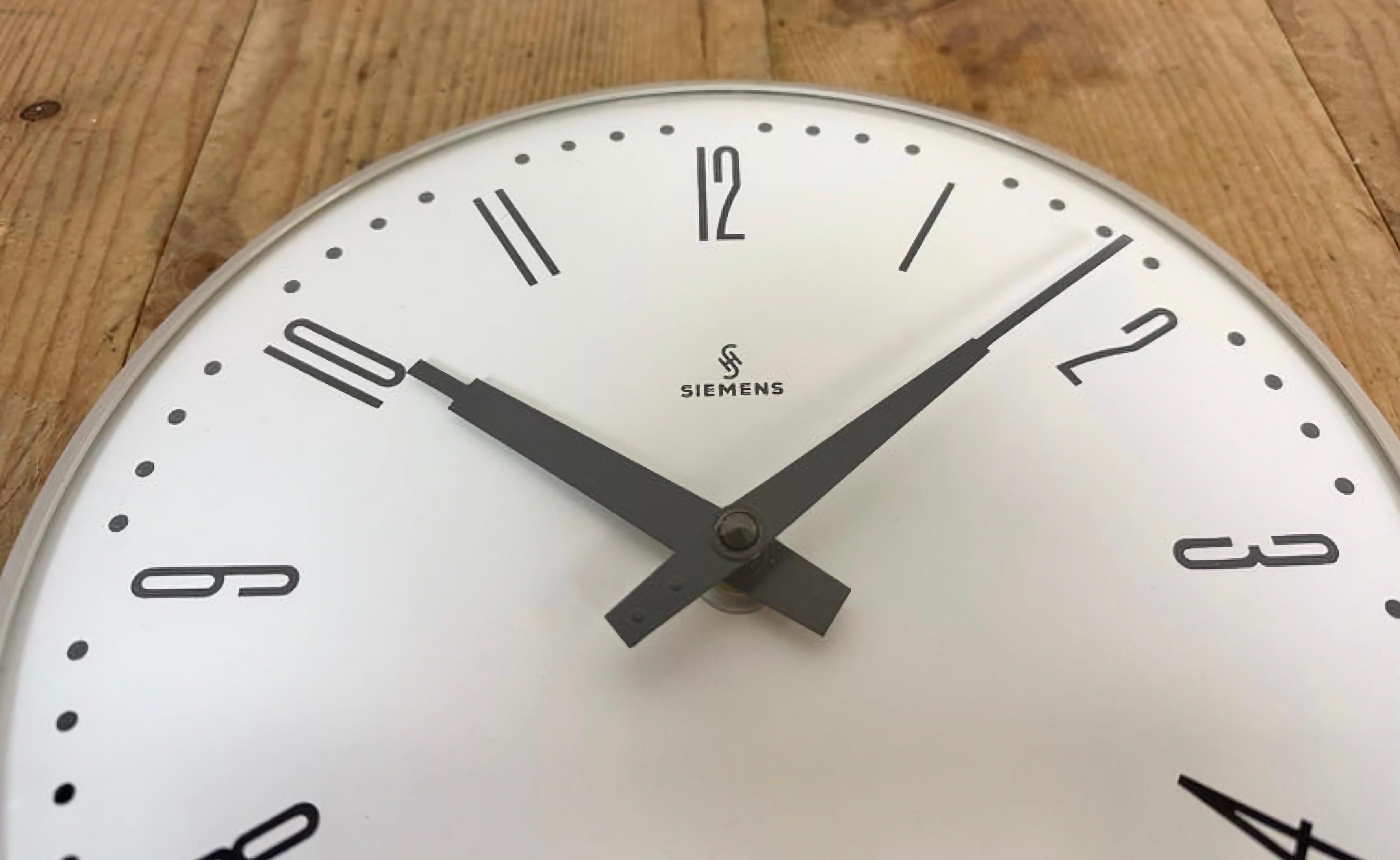Grey Industrial Factory Wall Clock from Siemens, 1970s For Sale 4