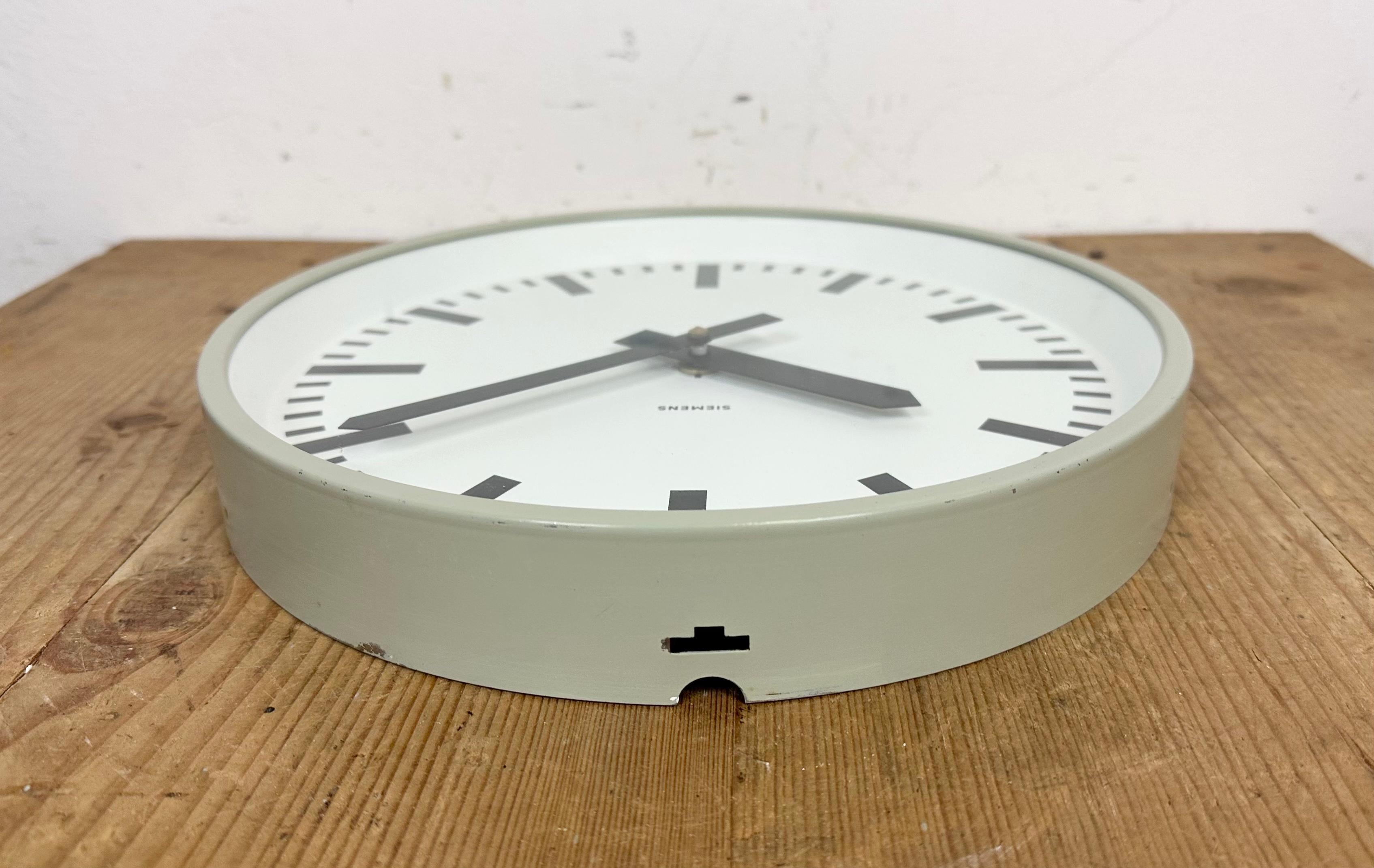 Grey Industrial Factory Wall Clock from Siemens, 1970s For Sale 4