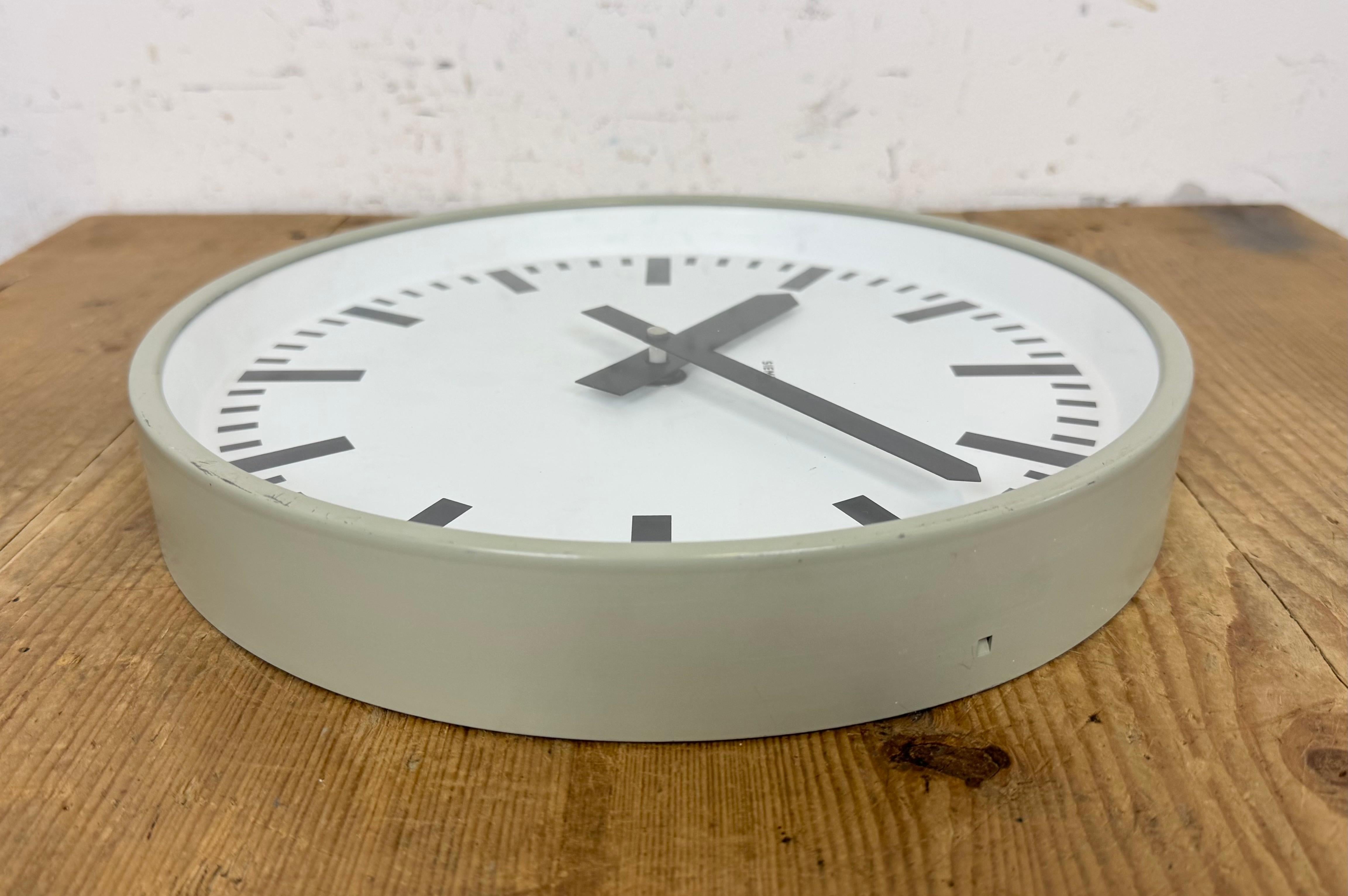 Reloj de pared industrial gris de Siemens, años 70 en venta 4