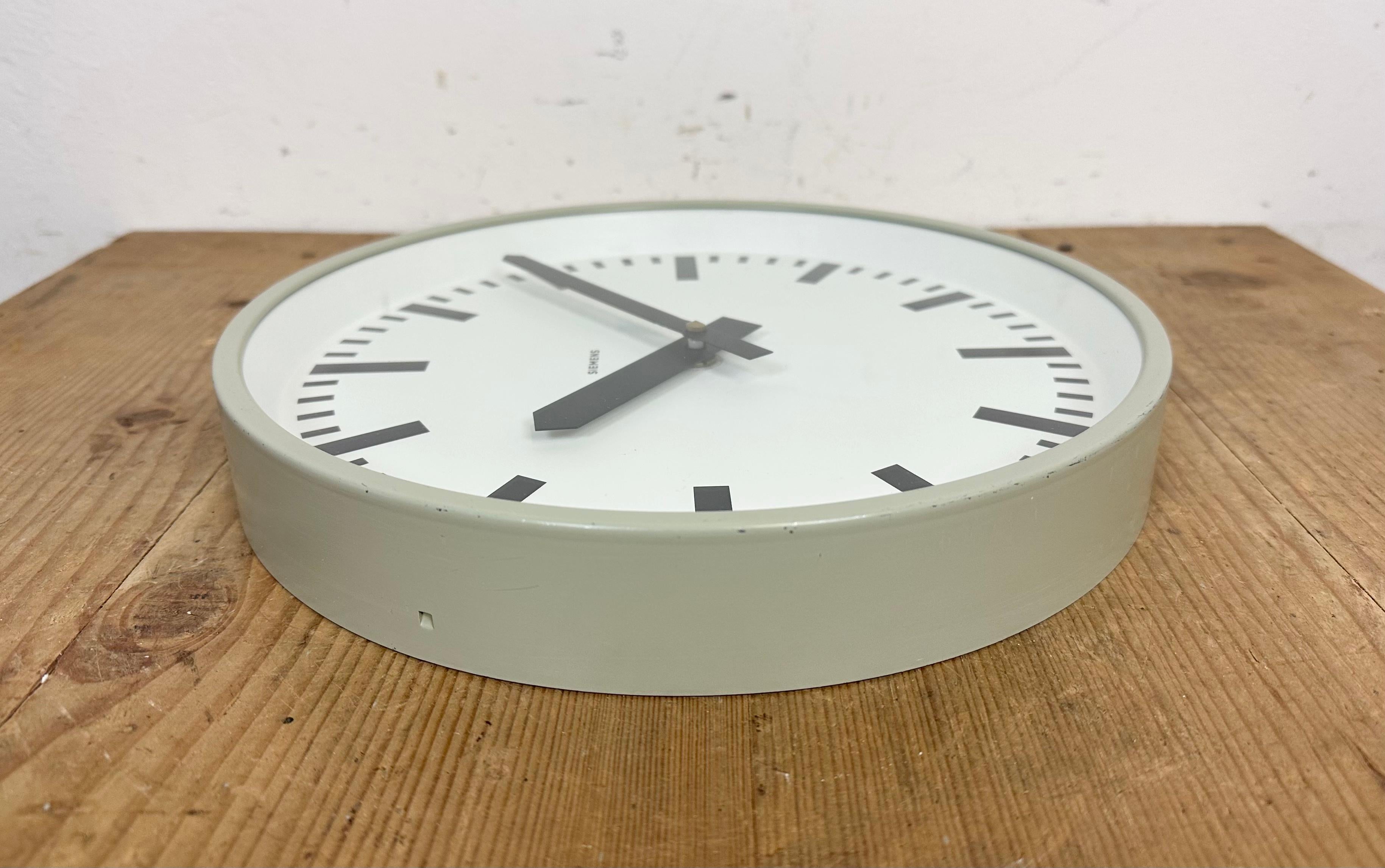 Grey Industrial Factory Wall Clock from Siemens, 1970s For Sale 5