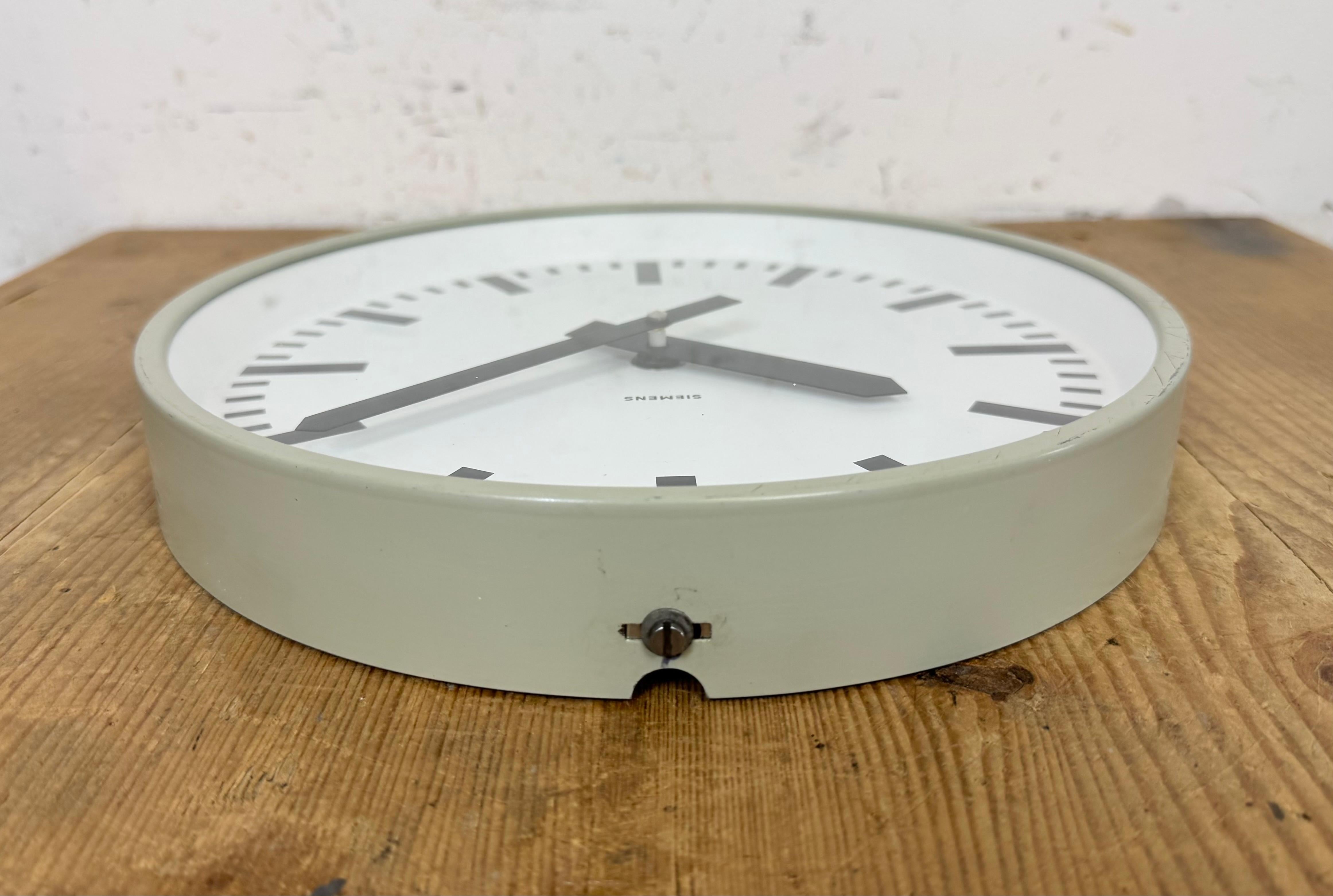 Reloj de pared industrial gris de Siemens, años 70 en venta 5