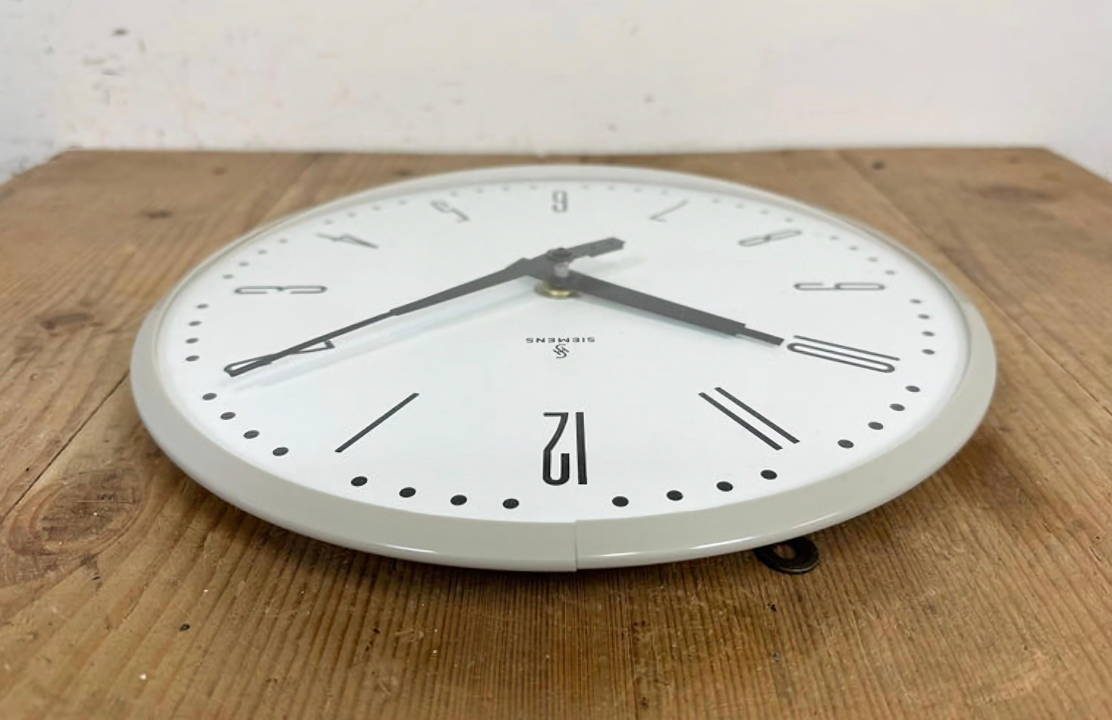 Grey Industrial Factory Wall Clock from Siemens, 1970s For Sale 6