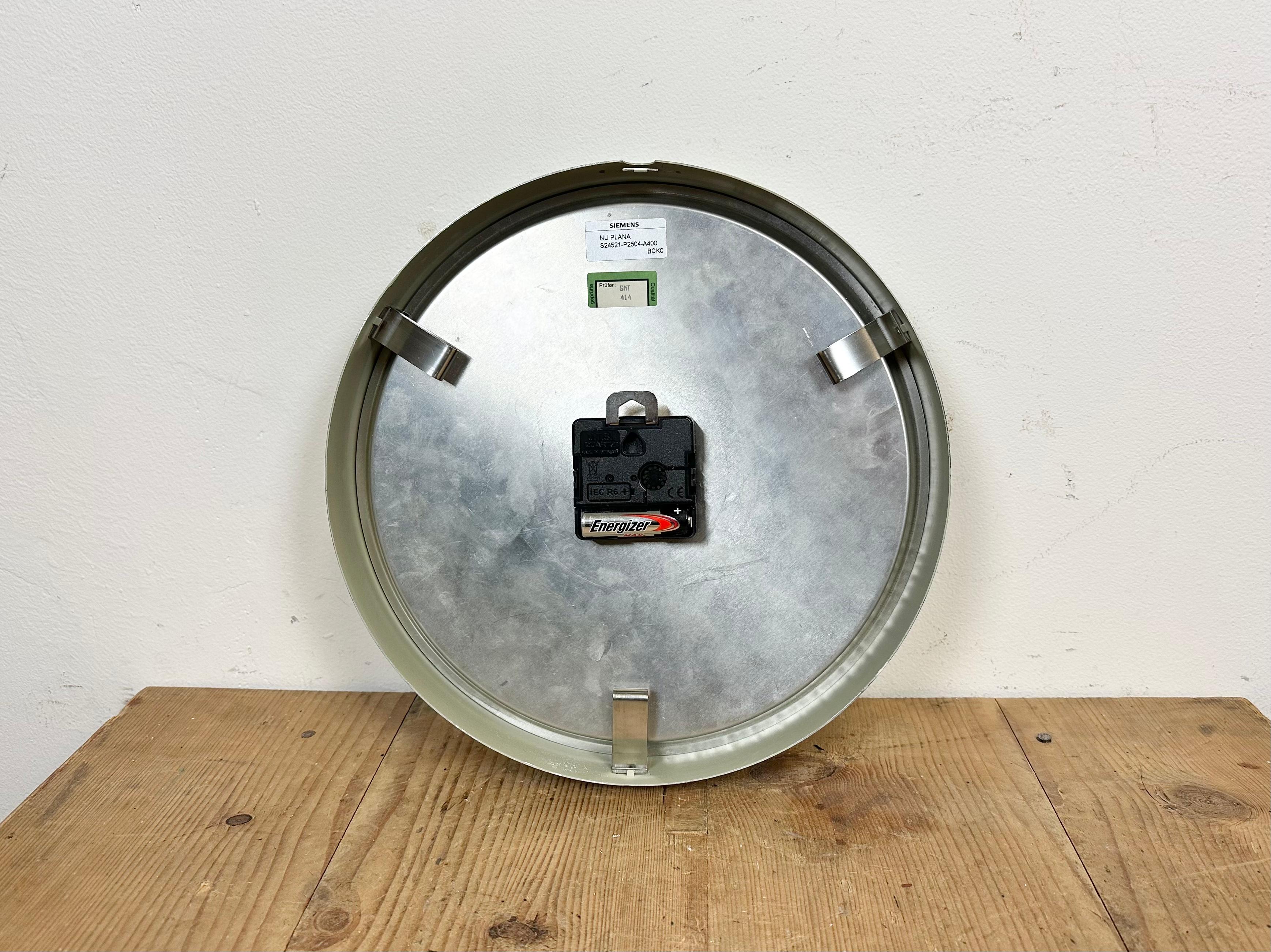 Grey Industrial Factory Wall Clock from Siemens, 1970s For Sale 6