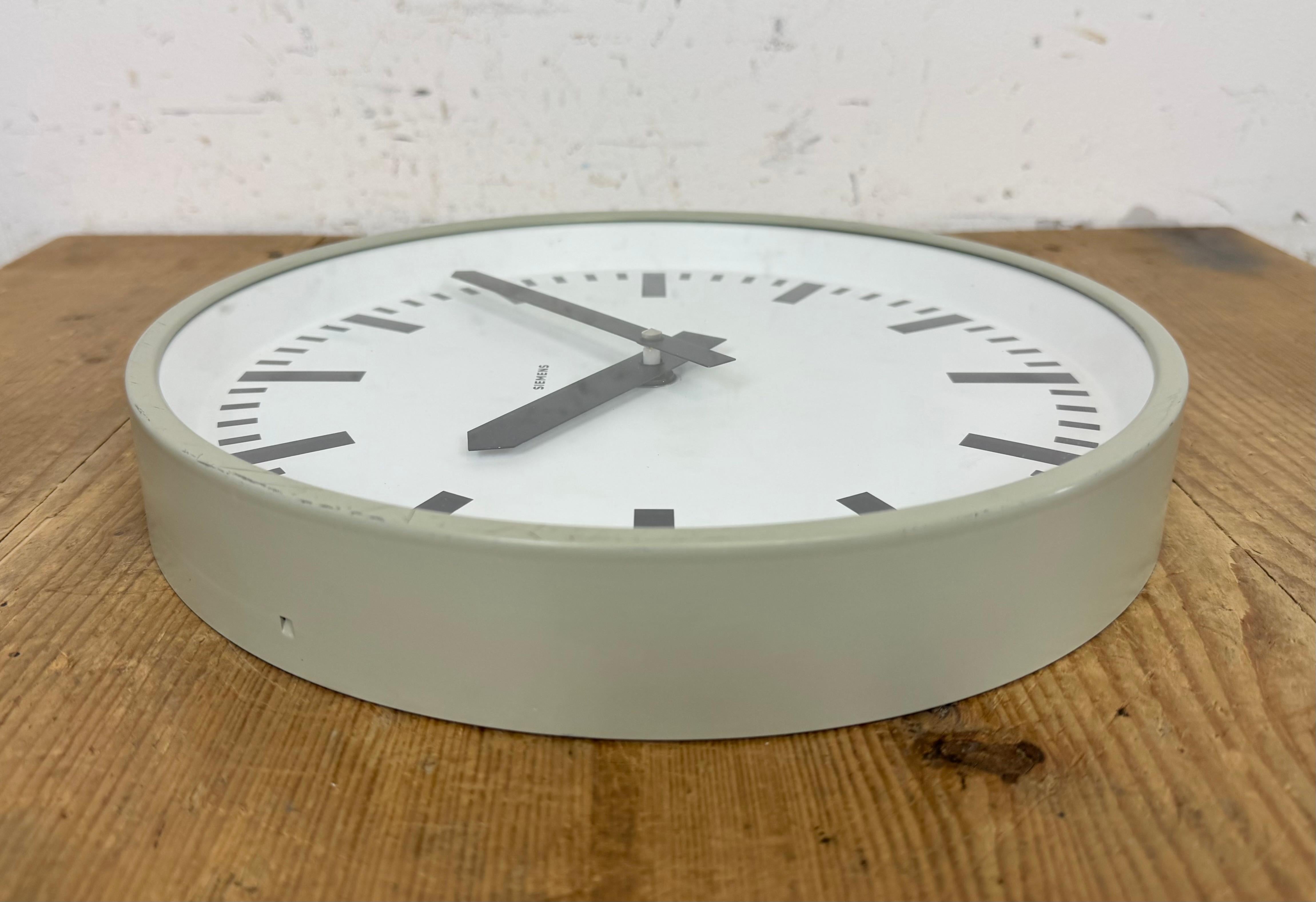 Reloj de pared industrial gris de Siemens, años 70 en venta 6