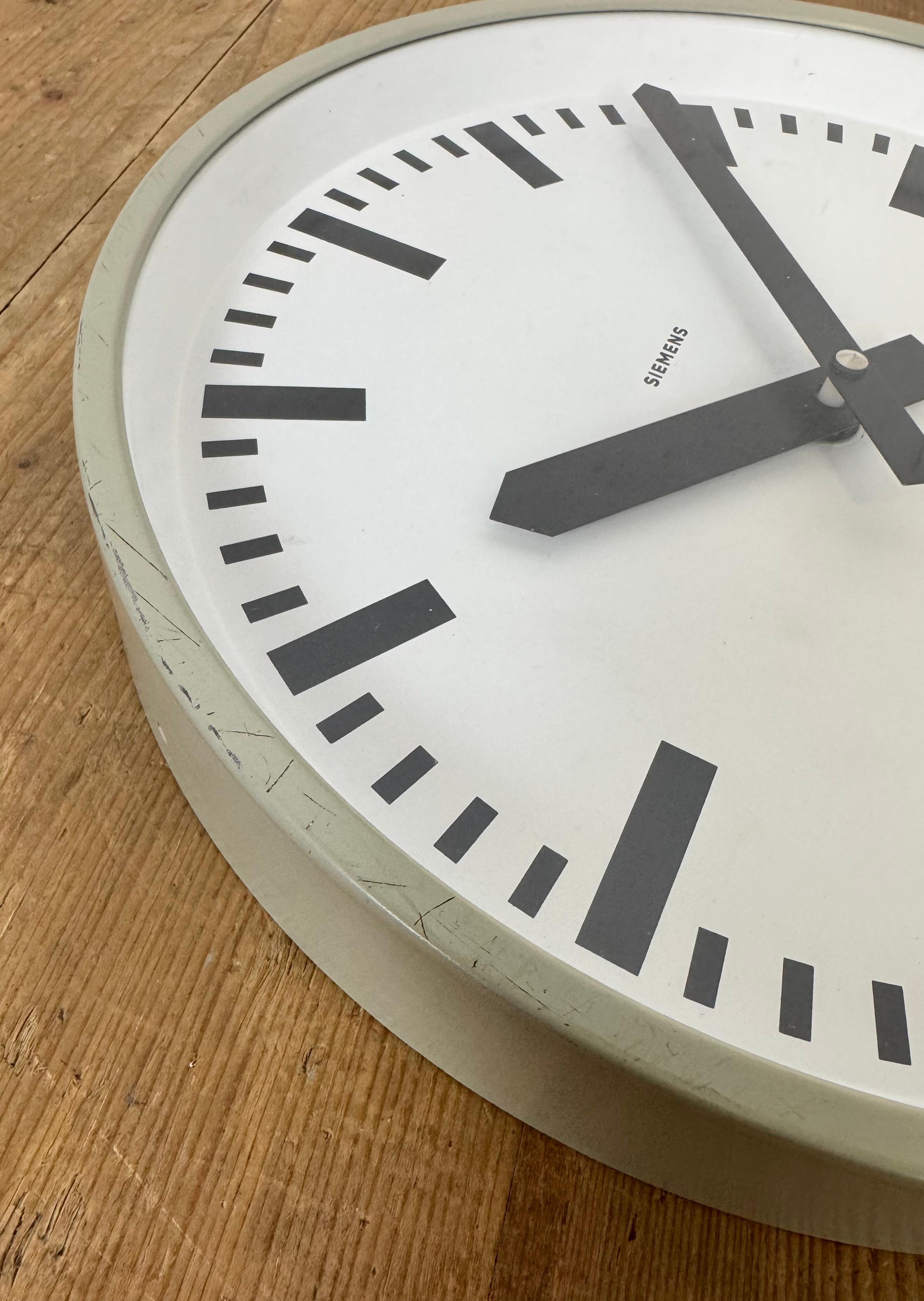 Reloj de pared industrial gris de Siemens, años 70 en venta 7