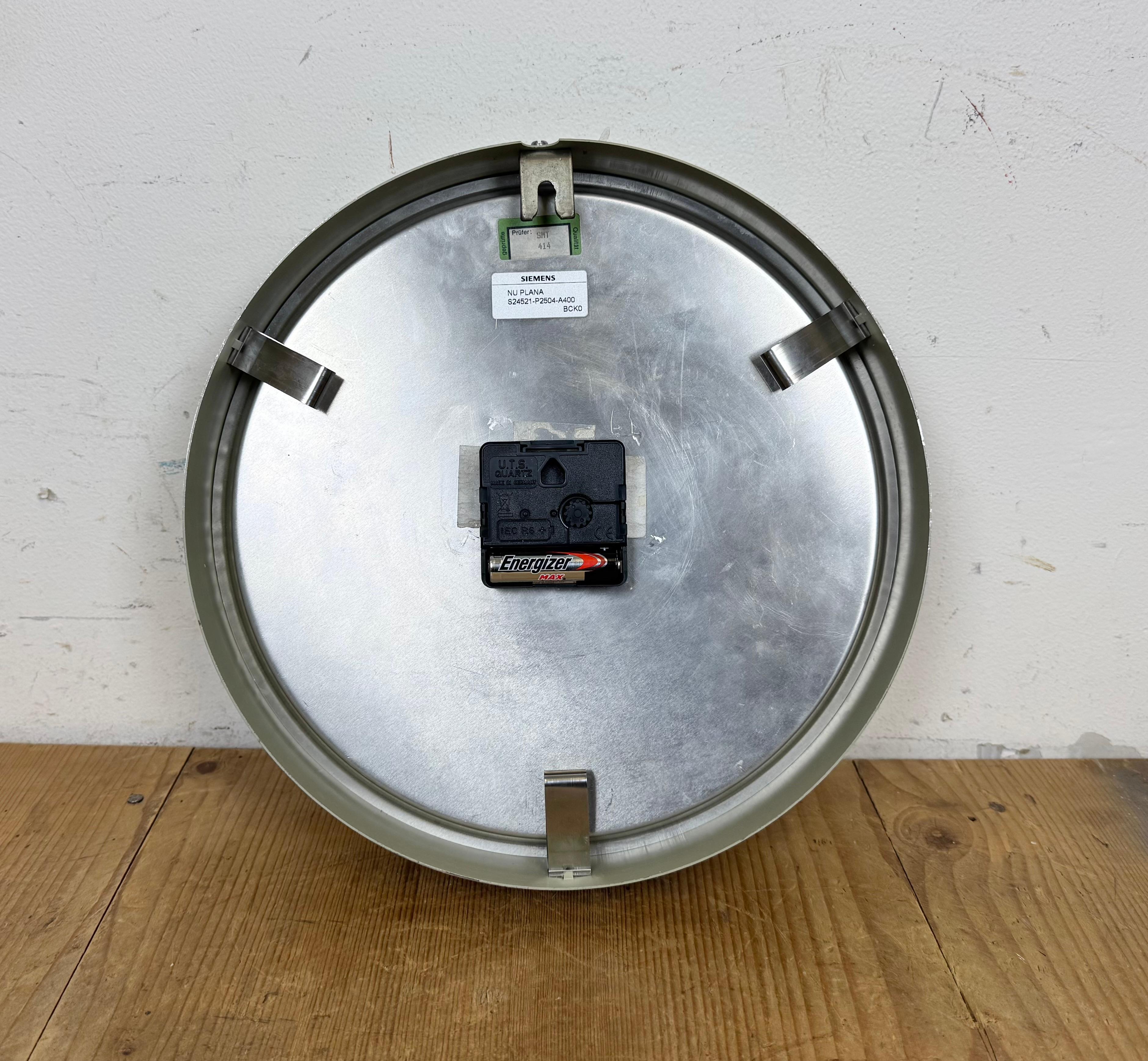 Reloj de pared industrial gris de Siemens, años 70 en venta 8