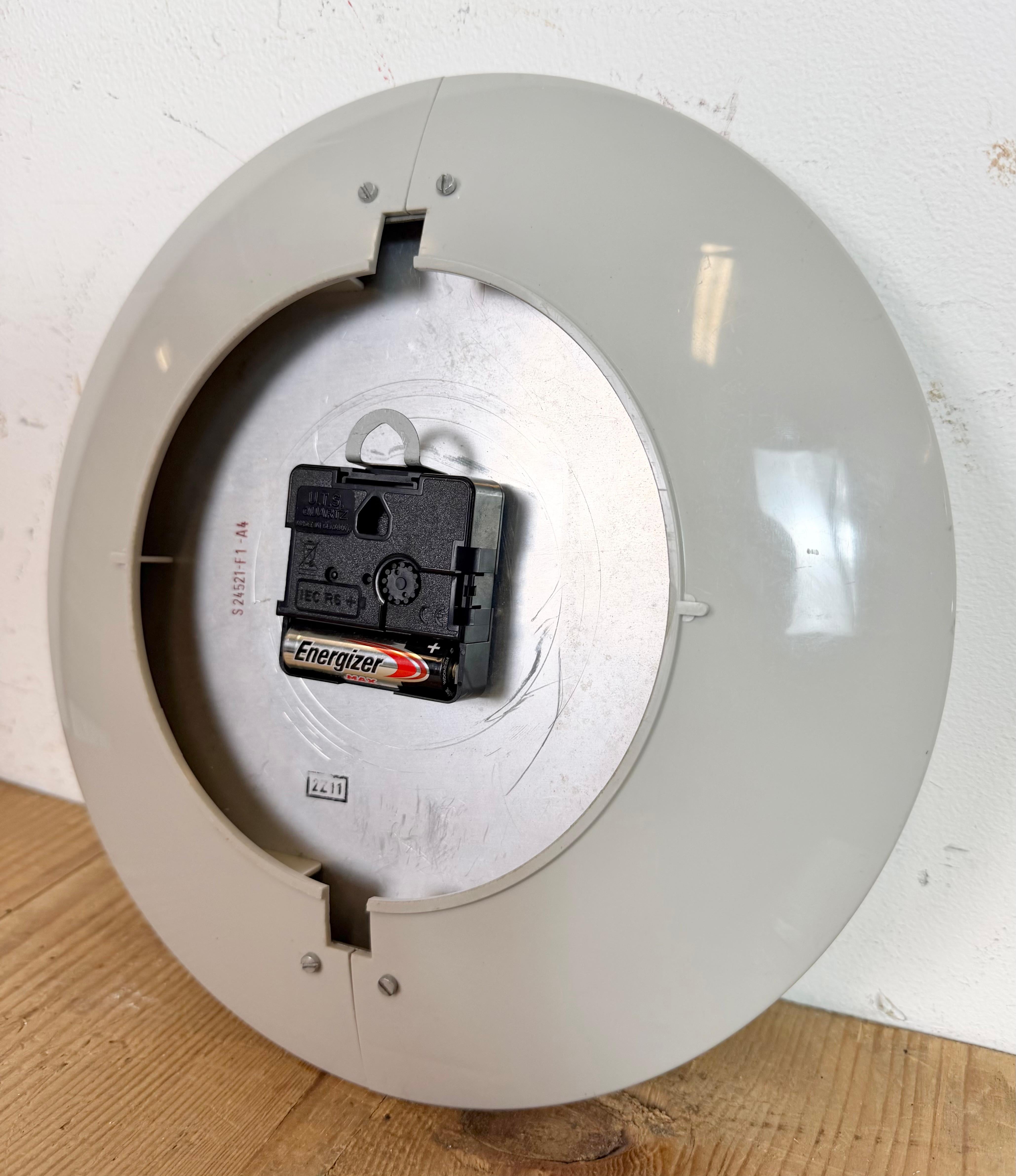 Grey Industrial Factory Wall Clock from Siemens, 1970s For Sale 10