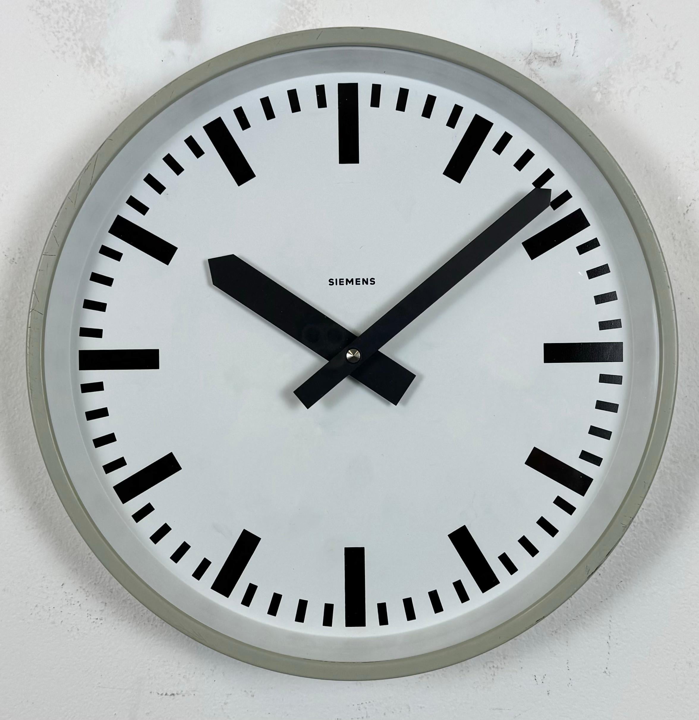 Reloj de pared industrial gris de Siemens, años 70 Industrial en venta